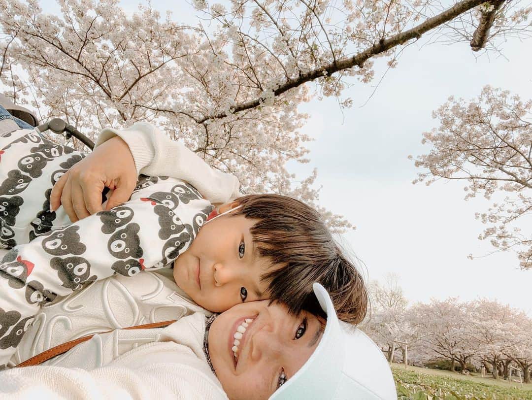 岡本雅世のインスタグラム：「・・・  ・ ・ ピア王子との公園遊びが  私の最高のリフレッシュ✨  そして最高に気持ちいい桜の季節はあっという間🌸  昨日王子のお迎えの車で、たまたまTVで東吉野の枝垂桜の映像流れてて、  わぁ連れてってあげたいなぁ〜  って思ったけど、  流石に1人でおチビ2人連れて東吉野までは…😅🚗⛰  来年は連れてあげたいなぁ ついでに山でBBQとか最高やろなぁ❤︎  #桜2021 #公園遊び #ピクニック #ピア王子 #5歳男の子 #ママライフ #子供との時間 #リフレッシュ #こどものいる暮らし #かわいい #赤ちゃん #家族 #幸せ #息子 #娘 #笑顔 #楽しい #カジュアル #子供 #最高 #公園 #山 #兄弟 #愛」