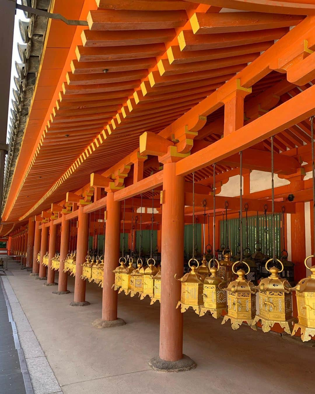 Akiさんのインスタグラム写真 - (AkiInstagram)「奈良の世界遺産「春日大社」へ コロナ収束祈願に行ってきました🍀 . 春日大社は奈良公園内にある古都奈良の 文化財で、都の守護と国民の繁栄を 祈願するために建てられました😌 . 玄関口である一ノ鳥居から手水所のある二之鳥居まで 何と1km❣️ . 原始林の中をひたすら歩き続けると、 鮮やかな朱塗りの社殿が見えてきます✨ . 境内にはたくさんの釣り灯籠があって とても美しい神社でしたよ♡ . 恋愛成就や夫婦円満など縁結びに効く パワースポットでもあるので、関西の方は また足を運んでみて下さいね🍀 . #奈良#春日大社#ナース#看護師#インフルエンサー#感染予防 #感染対策 #感染症対策 #コロナ #コロナ対策 #コロナ#コロナに負けるな#コロナウイルスが早く終息しますように  #covid_19 #covid19 #stayhome#stayathomestaysafe#stayhomechallenge#stayhome#savelives#nurse」4月8日 11時30分 - aki_0624