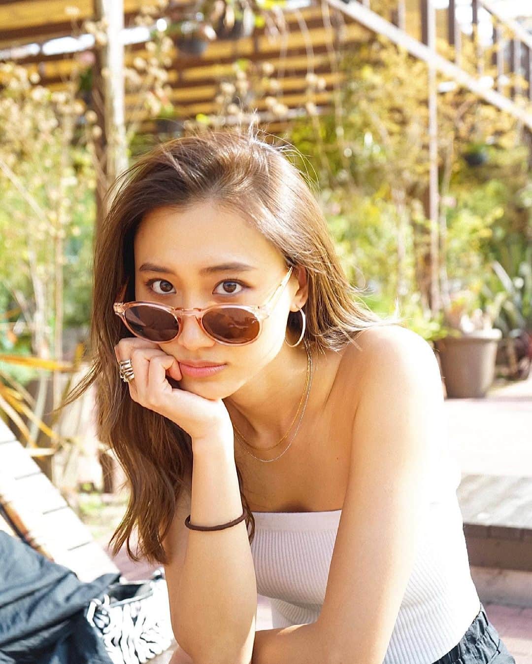白雪のインスタグラム：「I've zoomed in for you. Please swipe to the end for these sunglasses😎😘   スケルトンになってて可愛いんだよ。 これからの季節にピッタリ。  Thank you @akjaerbede_japan #👓  Photo : @stevieees  いつもありがとー！👋🏼」