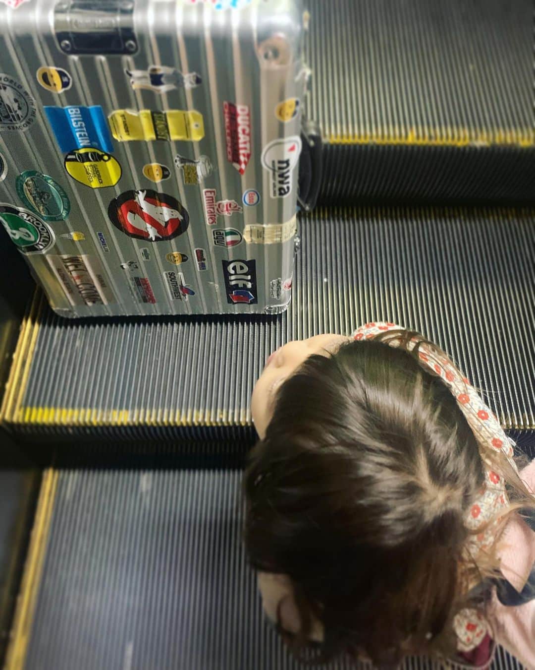 坂本美雨さんのインスタグラム写真 - (坂本美雨Instagram)「前の人のトランクにゴーストバスターズ発見してうれしそう…！ ふたりでしみじみと、あーー、旅に行きたいねぇ。と言い合う。 #今日のなまこちゃん」4月8日 11時37分 - miu_sakamoto