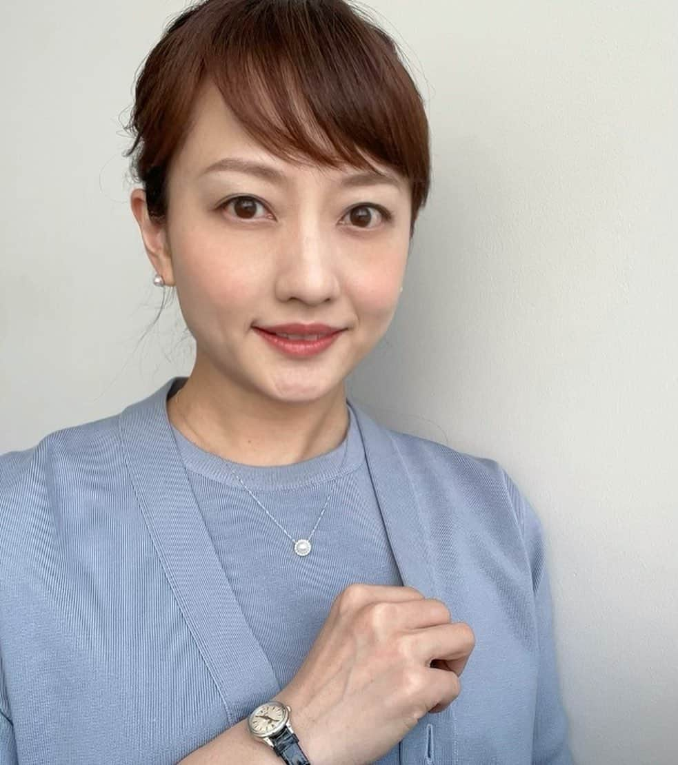 島本真衣さんのインスタグラム写真 - (島本真衣Instagram)「今日は大好きな色の衣装でした💙見てくださった皆さん、ありがとうございました🤍  #グッドモーニング @good_morning_ex  #島本真衣 #今日のコーデ @tamakumamakiko   #ニットトップス #カーディガン #ロングスカート @ebure_official   #ピアス #ネックレス @tokyopearl_official   #パンプス @kanematsu_official   #腕時計 @rosemont_jp  @rosemontswiss   #撮影はもりち @mori.chiharu  #ありがとう」4月8日 11時38分 - mai_shimamoto_ex