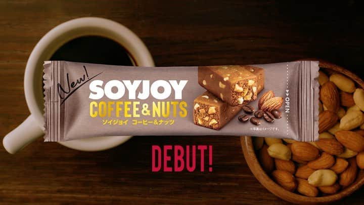 ソイジョイ【公式】のインスタグラム：「【SOYJOY コーヒー＆ナッツ debut!】  リモートワークの気分転換に。 SOYJOYで、ひといき淹れますか。  新登場のコーヒー＆ナッツは、香り豊かなちょっと大人のフレーバーです。  CMでは、池松壮亮さんがピアノを弾きながら、人生初のラップに挑戦。 作詞を手がけたのは、RHYMESTER (@rhymester_30th )のMummy-Dさん。 思わずswingしたくなるような、jazzyなひとときをお楽しみください。    #soyjoy #ソイジョイ #コーヒーandナッツ #リモートワーク #大豆 #間食 #コーヒー #コーヒーのある暮らし #池松壮亮 #rhymester #7dayssoyjoy #カラダにうれしい間食 #健康的な間食習慣」