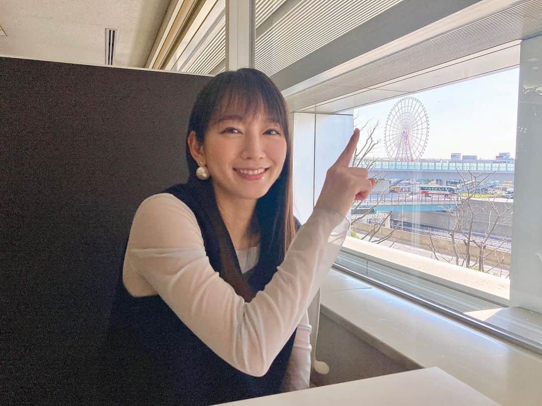 吉岡里帆（マネージャー）のインスタグラム：「本日夜10時、ドラマ『レンアイ漫画家』スタートです💘  今朝はめざましテレビ、めざまし8、ノンストップに出演させていただきました⏰ 見てくださったみなさま、ありがとうごさいます！  夕方にはイット！にも出演予定です！よろしくお願いいたします！！  tops @therow  pierce @malamute_iii_knit  skirt @ninaricci   hair&makeup @inukiai  styling @maruko_maki   #いつかの吉岡さん  （無事早起きできました）」
