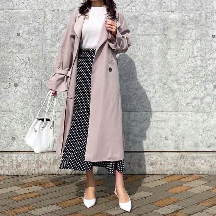 楽天市場のインスタグラム：「まだ少し肌寒いこの季節、トレンチコートがあると重宝しますよね✨上品なグレージュカラーでいろんなお洋服に合わせやすそうです💗  Regram from @pearl3028 様 ・ 🔶🔸🔶🔸🔶🔸🔶🔸🔶🔸🔶🔸 ・ #休日コーデ ☺︎ ㅤ 春コート. ㅤ 最近このコートばかり着てる¨̮ @reca.rakuten のトレンチコート. カラーはグレージュに. ㅤ ピーチスキン生地が高見え. バックスタイルはジョーゼットで、ふんわり女性らしいシルエットに☻ ㅤ 今一番欲しいものはスニーカーとぺたんこ靴.探しているとなかなか巡り会えない🥺 いい出会いがあるといいなぁ𓂃 𓈒𓏸 ㅤ outer… @reca.rakuten ▷バックジョーゼットトレンチコート tops… @muji_global skirt… @banner.barrett bag… @vasic_japan @vasic_newyork broach… @loewe pumps… #zara ㅤ #reca #recaコーデ #bannerbarrett #バナーバレット #muji #無印良品 #vasic #ヴァジック #bondmini #loewe #ロエベブローチ #zarashoes #zaradairy #ドットスカート #シンプルコーデ #着まわしコーデ #大人カジュアル #楽天お買い物部 #R_fashion #partegram #locari #ootd_kob #byslife #mineby3mootd」