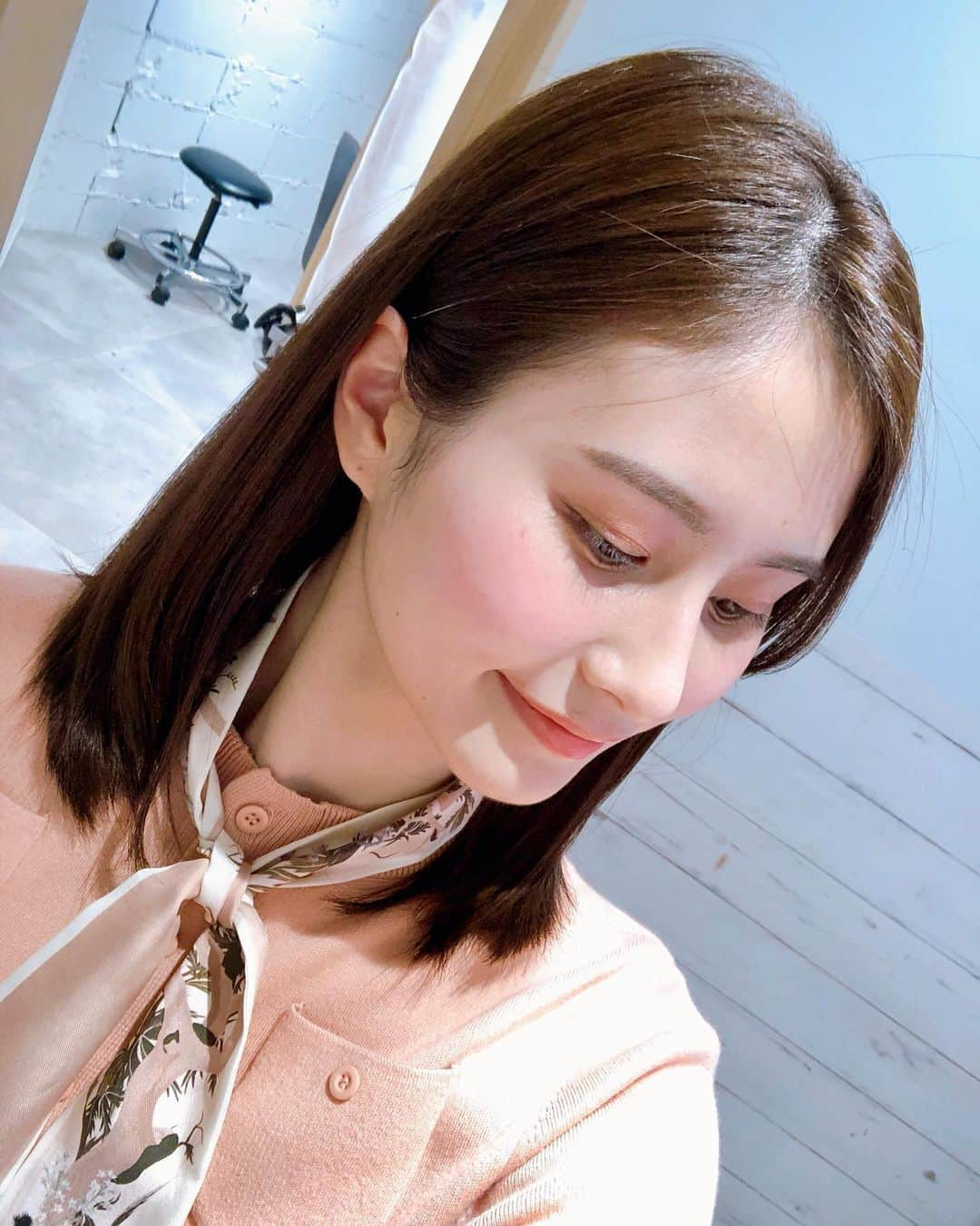 佐田志歩さんのインスタグラム写真 - (佐田志歩Instagram)「. 伝わりますでしょうか？ 髪のサラサラつやつや感✨✨ @damiabyurealm さんで 酸熱トリートメントをしていただきました。 髪の毛が丸ごと生まれ変わったように柔らかくしっとりまとまって感動...🥺🙏✨ これからの湿気が多くなる時期も、 この髪なら毎日ご機嫌で過ごせそうです😊🧡 . @sasakijunichi さんありがとうございました！✨ 学べるラブリーシリーズをいつもご覧いただいているとのことで、ご感想もいただき嬉しかったです☺️ . . . #ヘアケア #酸熱トリートメント #髪質改善 #髪質改善トリートメント」4月8日 12時11分 - sadashiho