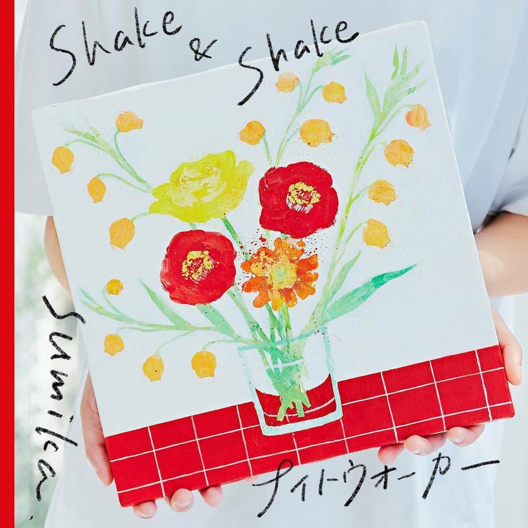 片岡健太のインスタグラム：「2021.06.02 sumika New Single 『Shake & Shake / ナイトウォーカー』  全く似通らない二枚看板を並べて、 初夏に突入します。 （曲作り、一生楽しい）  『Shake & Shake』は 4/10（土）スタート ABCテレビ・テレビ朝日系列 『美少年探偵団』の主題歌です。 西尾維新先生の世界の中で、僕らの音楽がどう鳴るのか今から楽しみです。  アートワークはサンダーソニア、ガーベラ、椿の絵をsatsukimさんに描いて頂きました。 写真はヤマテツ、モデルははじめましての雛梨さんです。何気ある日常から生まれたギフト。  日々、様々な縁に救われています。 伝えたい事がたくさんあるなあ。 早くライブしたい☺︎  Artwork（絵と文字）: @satsukim12  Photo : @tetsuyayamakawa  Model : @mash_mash_mash_____   #西尾維新 #美少年探偵団 #sumika」
