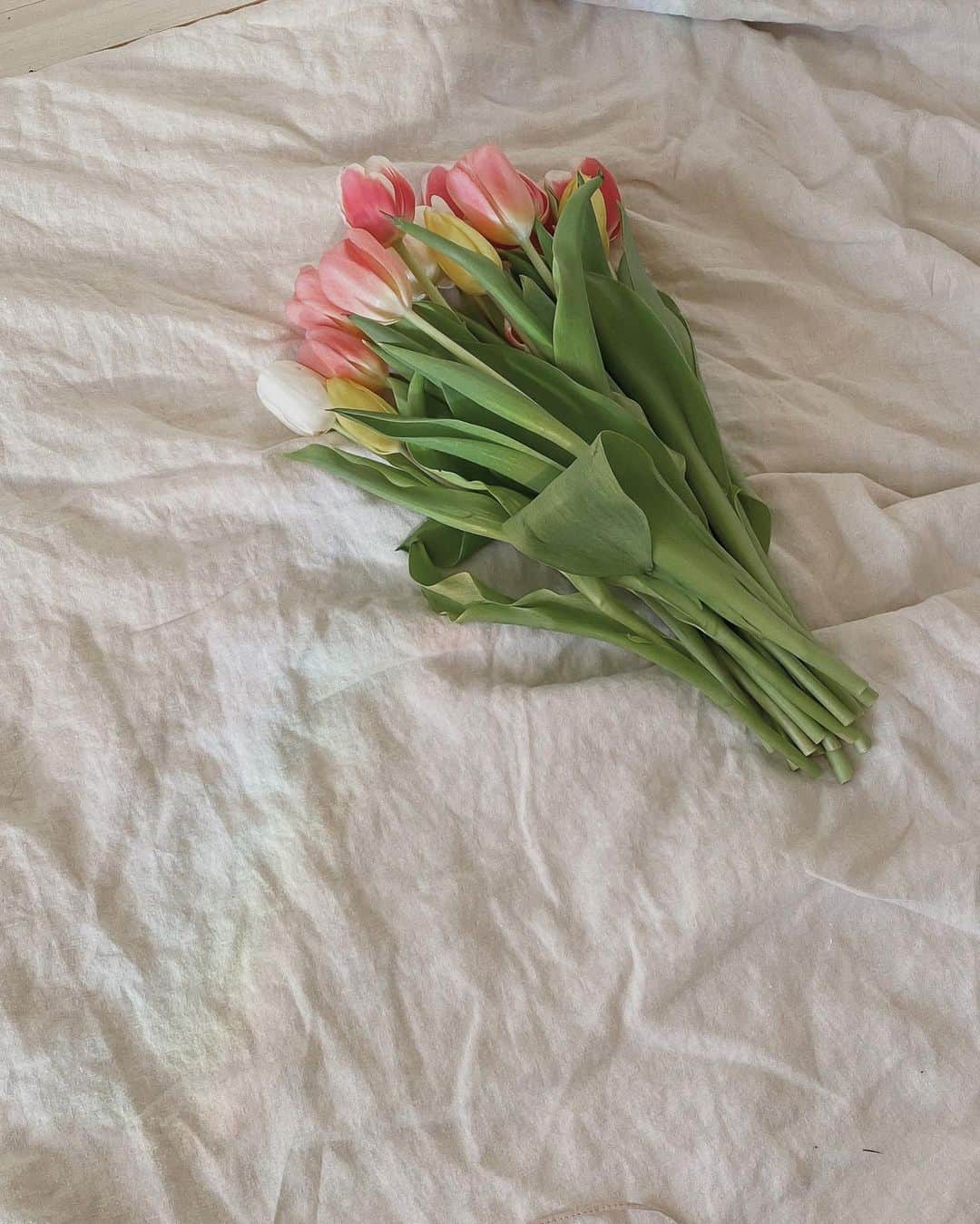 Anna Nyströmさんのインスタグラム写真 - (Anna NyströmInstagram)「Guess what my favorite color is? Well, at least I added some colorful flowers 🙈💐」4月8日 3時47分 - annanystrom