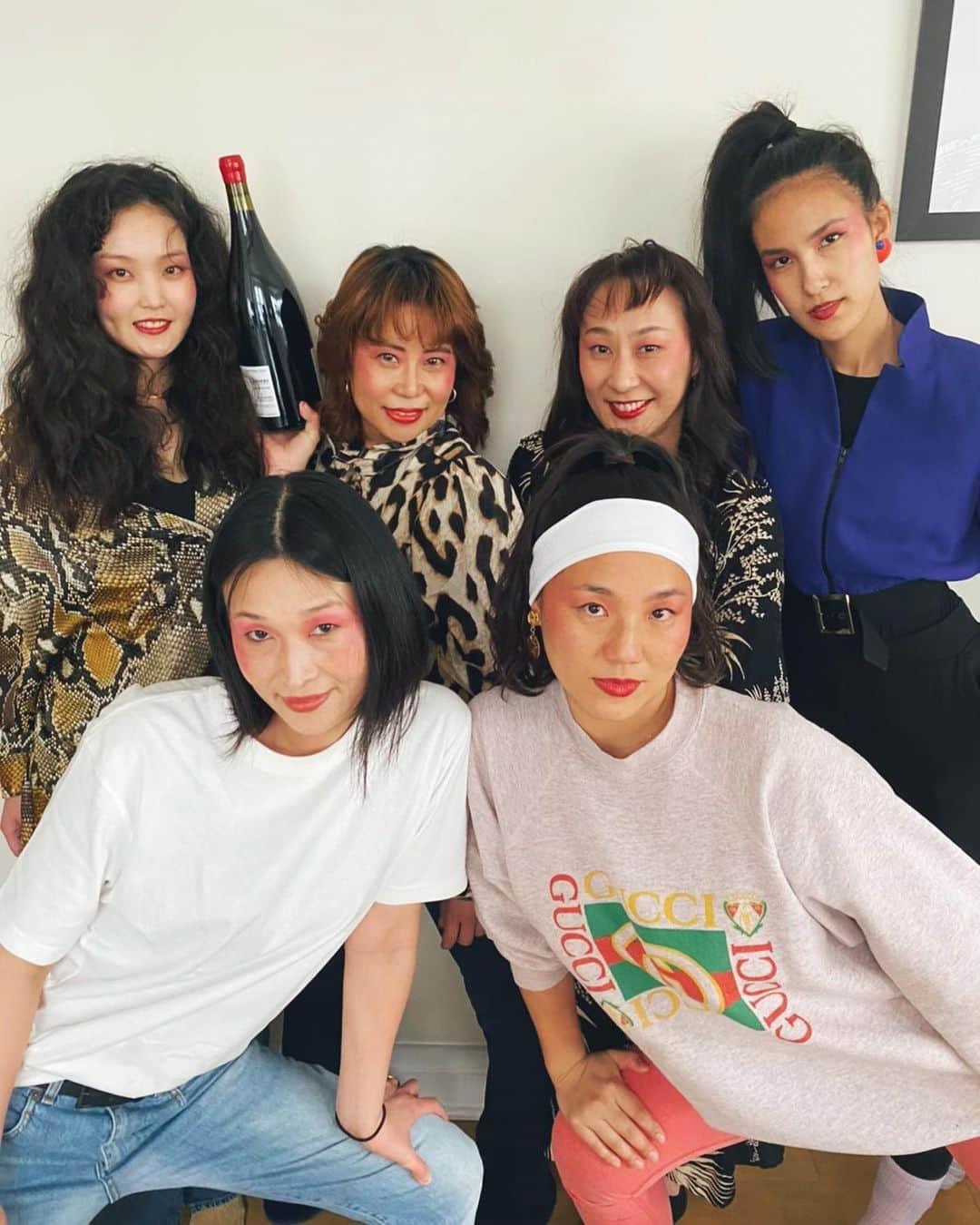 金原杏奈のインスタグラム：「80's themed birthday party for @kohanaharuhi 💃🎂🕺🏻 ・ こずえさんのお誕生日🥳 昨年はロックダウンでリモート誕生日会だったけど 今年は一緒にお祝いできて嬉しさ倍増🙌🏻 しっかし良く笑った😂！！ ・ Makeup by @akikoowada  Hair by @hikaruhirano」