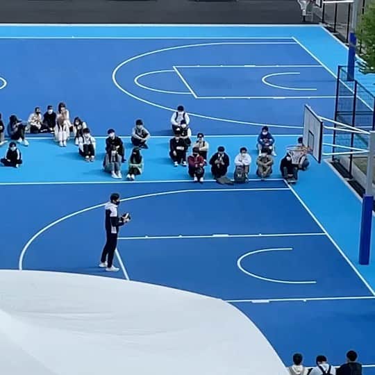 網野友雄のインスタグラム：「2021年度授業開始。 昨日から部活動も再開し学生も全員元気です。ご心配おかけしました。 映像は先日行われたスポーツ健康専攻新入生オリエンテーションの一コマ。キャンパス内にバスケットコートが新設され竣工記念フリースローを打ちました。新入生の皆さん入学おめでとうございます🌸 #Hakuoh」