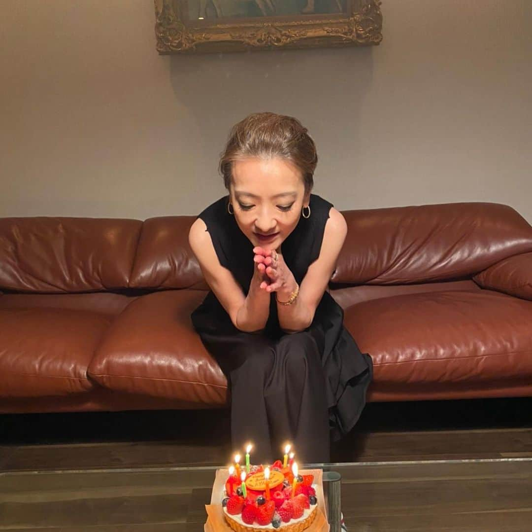 西川史子さんのインスタグラム写真 - (西川史子Instagram)「親友のたかえに誕生日を祝ってもらいました😆 心の込もった手料理やケーキはもちろんですが、最後の写真。 明日病院で温めて食べなよと 渡してくれたのが1番嬉しかったです。 恩返ししなきゃです。  #誕生日#豚しゃぶ鍋 #ケジャン#ちくわ#誕生日ケーキ #親友」4月8日 7時06分 - dr.ayako_nishikawa