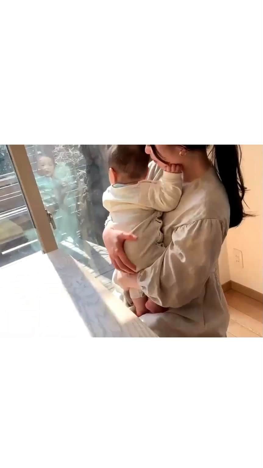 宇藤えみのインスタグラム：「@bebemeshi のイメージ動画をつくりました。  子どものために手をかけてすべて手作りでごはんを作りたい。 でもごはん作り中に泣いちゃったり思い通りにいかないのが子育て。 毎日毎日必死で1日があっという間。 完璧をもとめ頑張り過ぎて疲れて… 私もそうだったなぁ…  食べてくれることは大事。 でも私は食事中のお父さんお母さんの表情や言葉、お父さんお母さんとのコミュニケーションを通してたくさんのことを学べる大切な時間を大事にしたかった。 だから安心出来るおいしい離乳食 @bebemeshi と出会い頑張ることをやめました。  離乳食作りに追われていた時間に ゆっくりお散歩しながら母さんは息抜きさせてもらって 息子とたくさんハグして。 帰ったらバタバタすることもなく 一緒にいただきま〜す！ 親子ニコニコで最高の時間。 そんな愛おしかった離乳食の時間を思い出しながらうるうるしながらつくりました。 離乳食のころからお世話になっている @bebemeshi だからつくれた動画です。 ぜひお母さんたちに観てもらいたいなぁ♡ お父さんも^_^ @bebemeshi  @tomotta  @mariei432 親子 #離乳食#親子の時間」