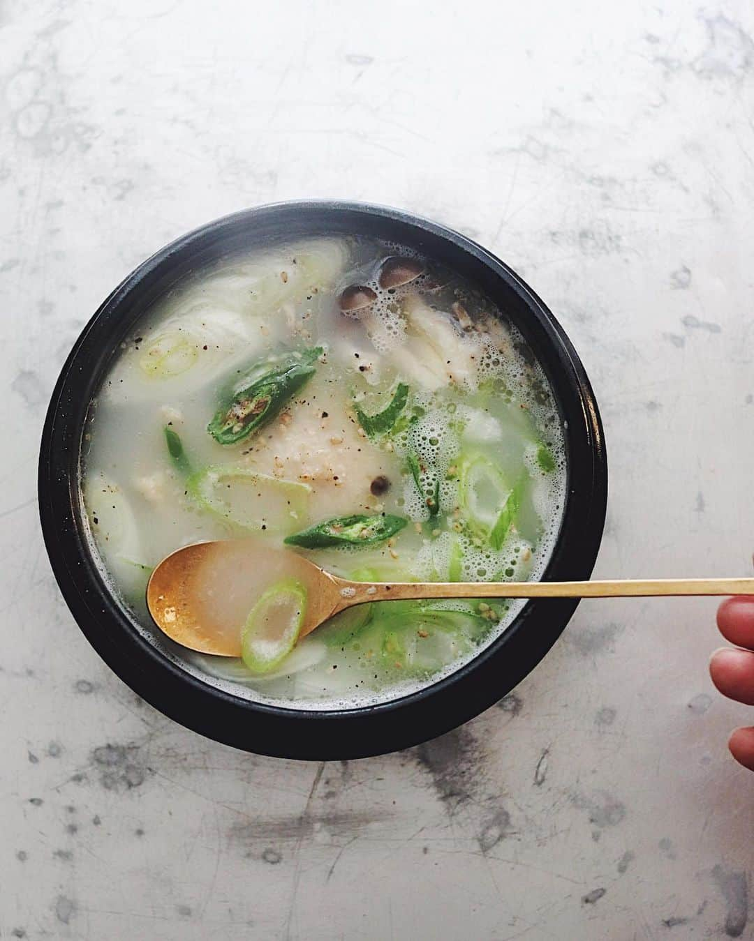 樋口正樹さんのインスタグラム写真 - (樋口正樹Instagram)「chicken soup . 今朝は温まる鶏スープ。 作るのも、食べるのも、 ちと時間かかりました😅 . . #遅刻します #温活 #鶏スープ #鶏白湯 #参鶏湯 #茹で鶏 #朝スープ #元気の出るスープ #熱々 #スープ生活 #スープダイエット #スッカラ #chickensoup #soup」4月8日 8時22分 - higuccini