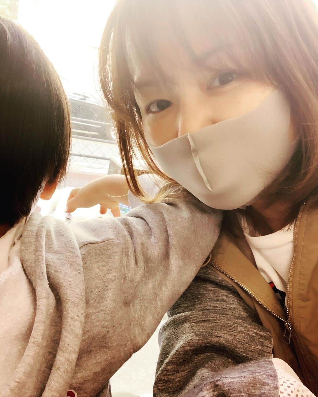 中澤裕子のインスタグラム：「・・  娘を学校まで送ってからの GS。  ふと気づくとガソリンがない！ とかなる。 それが今朝先程の話。 そして 黄砂や雨で悲し恥ずかしいくらいに 汚れていたので洗車も。  春休み最終日の息子と 仕上がり待ちです☺︎  #店員さんの対応が素晴らしい #ありがとうございます  #春休み最終日だけど翌日は土曜日で休み #新しいクラスにドキドキな息子 #娘は大好きなお友だちと同じクラス #クラス替えは親も気になる」