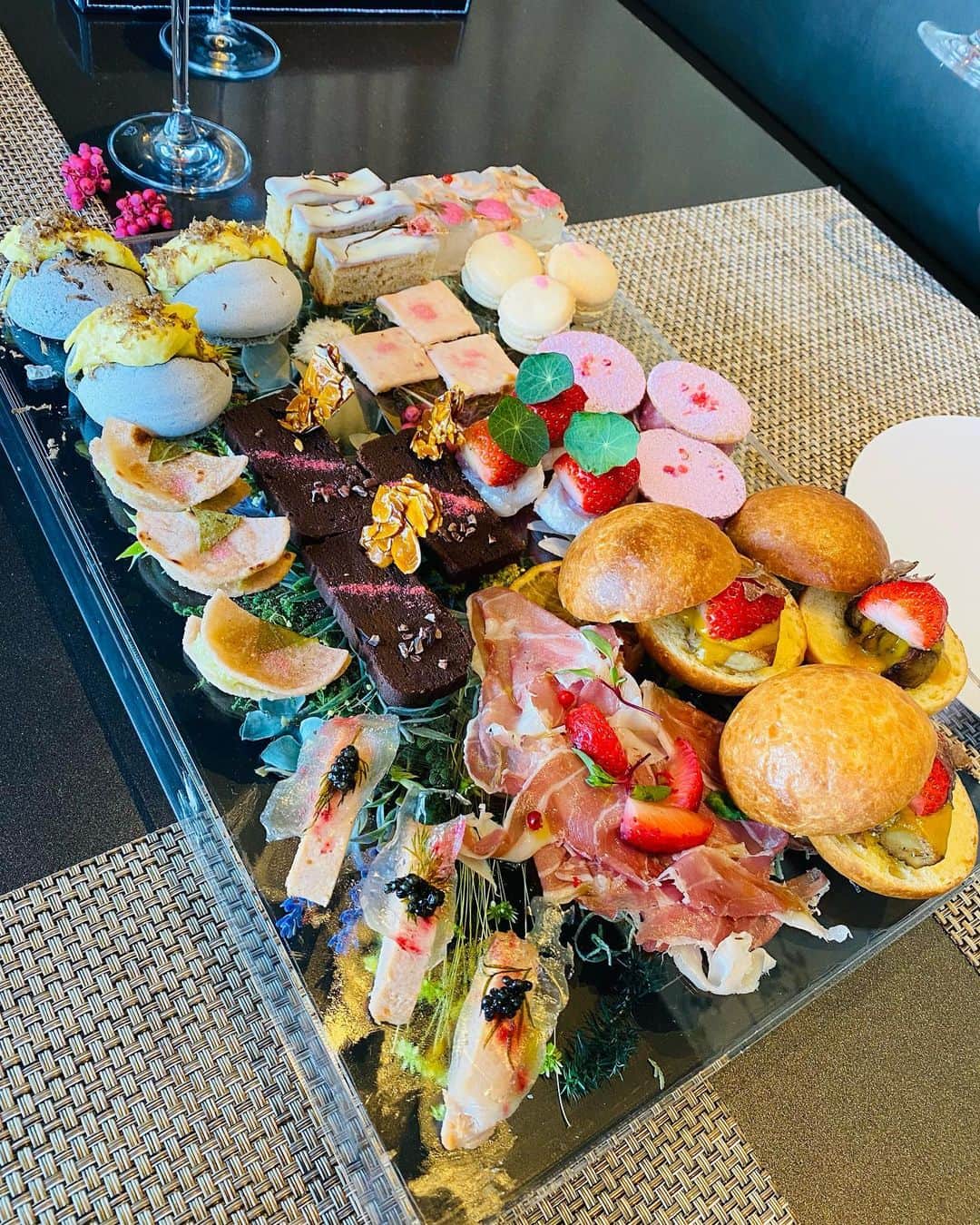 三島奈津子さんのインスタグラム写真 - (三島奈津子Instagram)「... いちごのアフタヌーンティー行きたいな行きたいな🍓と思ってたら まこっちゃんが誘ってくれてめちゃくちゃ素敵なランチしてきた🥺🌸 そして2人から写真集制作おめでとうのお祝いも😭😭✨✨ クラファンも自ら支援してくれてりファンの方に宣伝してくれたり... 本当に素敵な友達に恵まれました🥲🧡🧡 いつも支えてくれて本当にありがとう🥰🥰🥰らぶ💓 #アフタヌーンティー #銀座 #女子会 #らぶち」4月8日 8時37分 - satomi_muryou