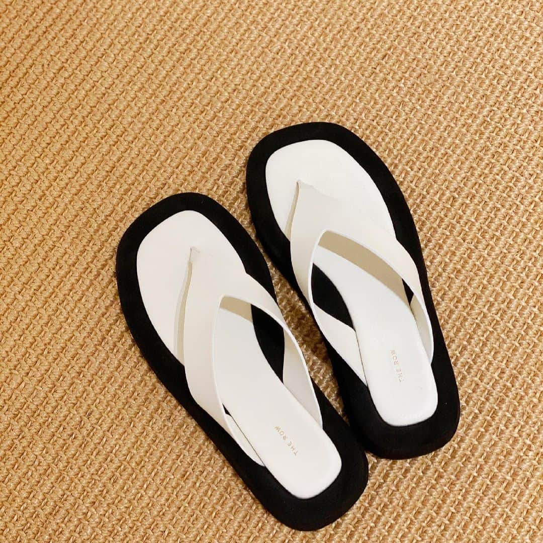 湯浅喬子のインスタグラム：「夏の支度🌻  @therow 🤍🖤  #therow#ザロウ」