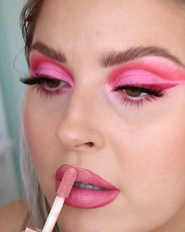 Shannonのインスタグラム：「Cute mini of my newest video 🥰✨ trying a weird blush technique... what do you think? 🌸 makeup inspo @jennseren 💓 love these colors 💞🎥 https://youtu.be/M_WHF48IPjg」