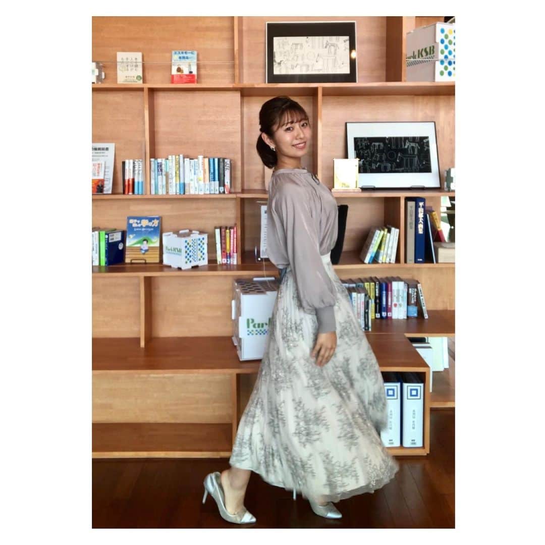 白戸ゆめのさんのインスタグラム写真 - (白戸ゆめのInstagram)「👗 . 今週も#ニュースパ に お付き合い頂きありがとうございます🥰 . 衣装は月〜水まで トップスとスカートともに @anysis_official さんからお借りしました✨ . 衣装の投稿については コメントの返信は控えさせてもらいます😿 ただ、いつも皆さんの応援は力になっています！ ありがとうございます💕 . #衣装 #女子アナ #女子アナコーデ #キャスター #アナウンサー #コーデ #全身コーデ #エニシス #anysis #靴大きくてかかと脱げてる🤣」4月8日 10時15分 - yumeno.s_