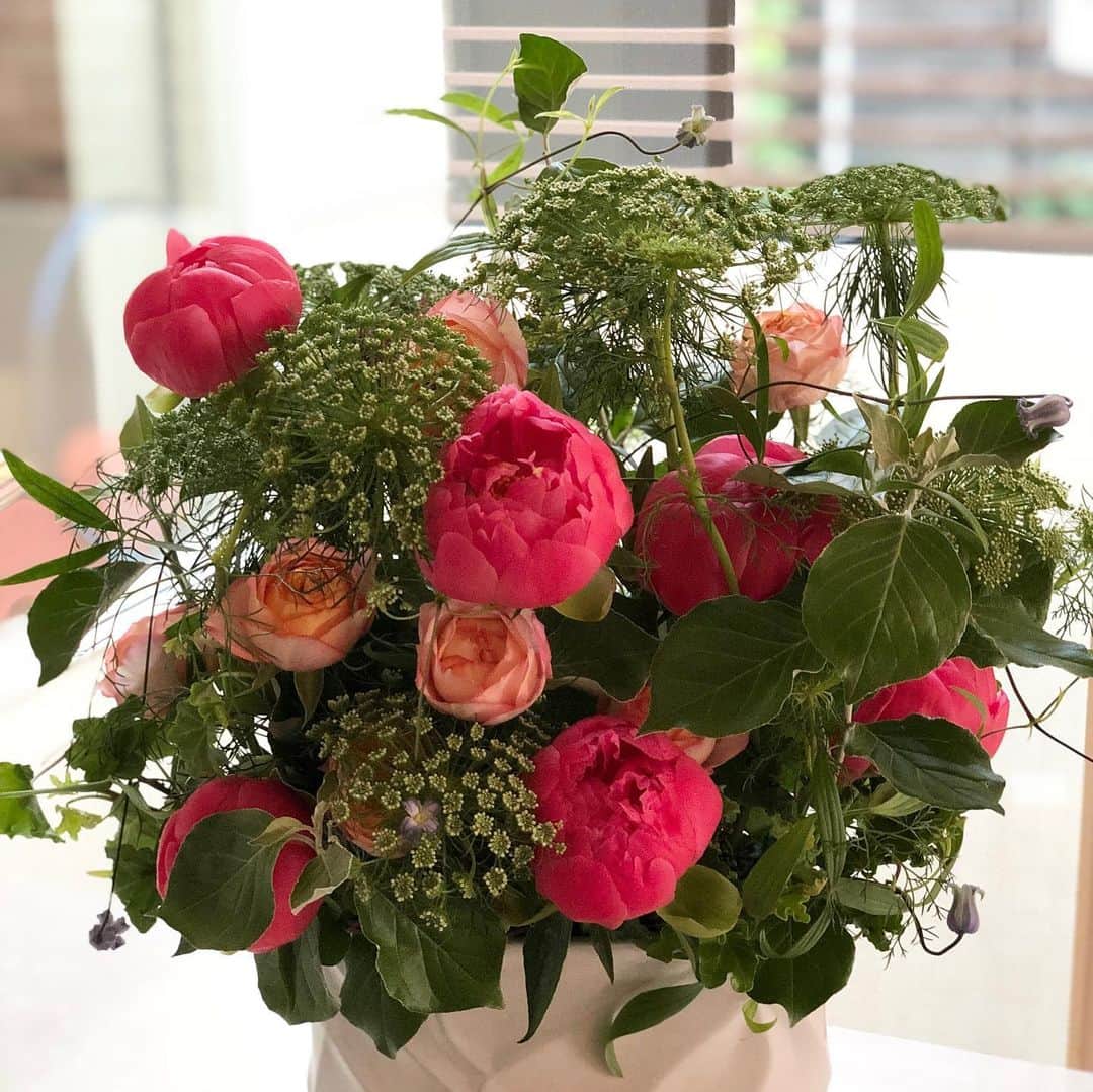 のインスタグラム：「日比谷花壇さんから、私の大好きな芍薬を頂きました。お花のプレゼントは本当に気分が上がりますね。  VERY NAVY5月号にも日比谷花壇さんとお着物の記事が出ています。母の日におすすめのアレンジメントもあります。よろしかったらご覧くださいね。  #verynavy #very #母の日　#日比谷花壇 #芍薬 #着物 #内田恭子 #kyokouchida」
