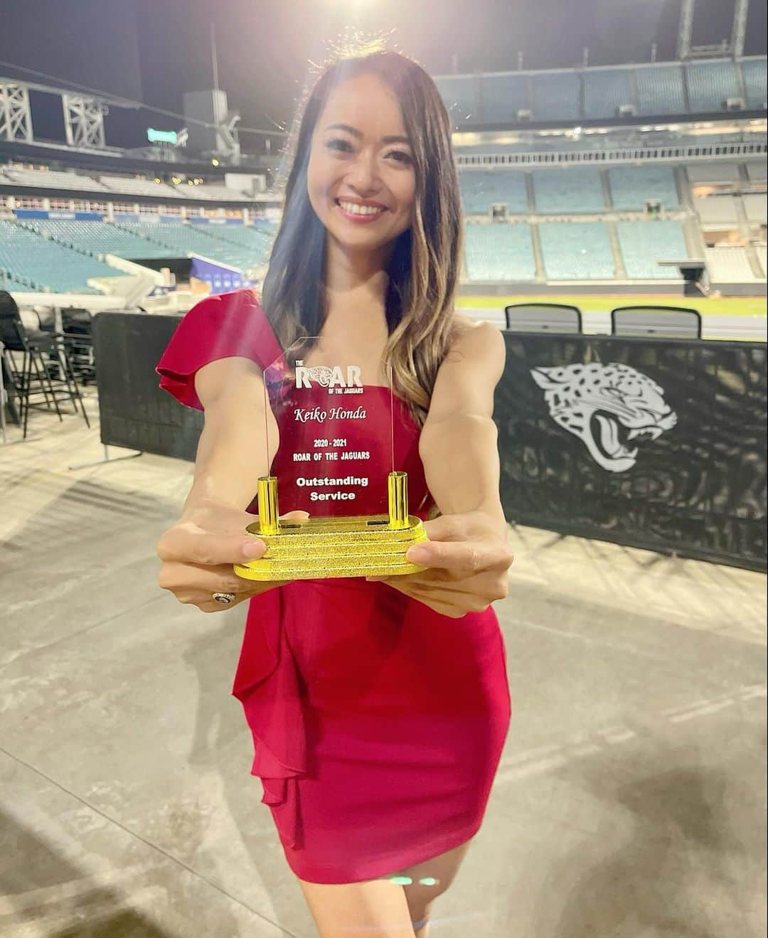本田景子さんのインスタグラム写真 - (本田景子Instagram)「Blessed to have been able to receive outstanding service award🥺✨ This year... we couldn't get much communication with our fans, so I tried to go as many appearances as possible. That's why this award is so meaningful for me!!  I appreciate the Jaguars organization, director, and beautiful teammates❤️ Every moments was precious for me💎 Thank you so much to everyone for supporting me this year as well!! Love y'all❤️❤️ . . Banquetが終わり、今シーズン全ての行事を終えました！ 今年はアウトスタンディングサービスという賞を受賞しました！ これは積極的に多くのアピアランスに参加しチームに貢献したことを意味する賞です。 ファンとの交流が少ないシーズンで、出来るだけアピアランスに参加するよう試みたので、この賞を受賞出来てとても嬉しいです😍🥺✨ 応援してくれる家族、友人、ジャクソンビルの方々、日本のみなさま、いつも温かい応援を本当にありがとうございます‼️ 引き続き心強く頑張りますので、宜しくお願いします😊❤️ . . #jacksonville #florida #Jags #jaguars #gojags #roar #theroarofthejaguars #theroar #nfl #cheer #cheerleader #nflcheerleaders #america #americandream #duval #duuuval #チア #アメリカ生活 #チアリーダー #夢 #挑戦 #意志あるところに道は開ける #challenge #chance #banquet #outstandingservice」4月8日 11時05分 - keikohonda1111