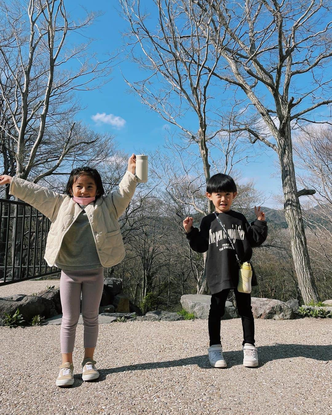 原田沙奈子さんのインスタグラム写真 - (原田沙奈子Instagram)「アマネとなっちゃん。 体力が永遠に切れなくて拍手もの◯  箱根の温泉宿にて。 お散歩しながら野山を駆け回り、 部屋ではヨガやストレッチをしてから、 戦いごっこをする。  合間に温泉とおやつタイムを愉しみ、 ウルトラマン遊びからのミニカー遊び。  夕食後にまた温泉堪能して、 軽く戦いごっこを挟んで、爆睡。  @mami_ishioka ファミリーとの旅は楽しいが詰まってる。  アマネが小さな声で、 「ママ！たのしくてしかたがない！」 と耳打ちしてきたのが忘れられない😌  #アマネとなっちゃん #アマネの旅」4月8日 21時59分 - sanakoharada