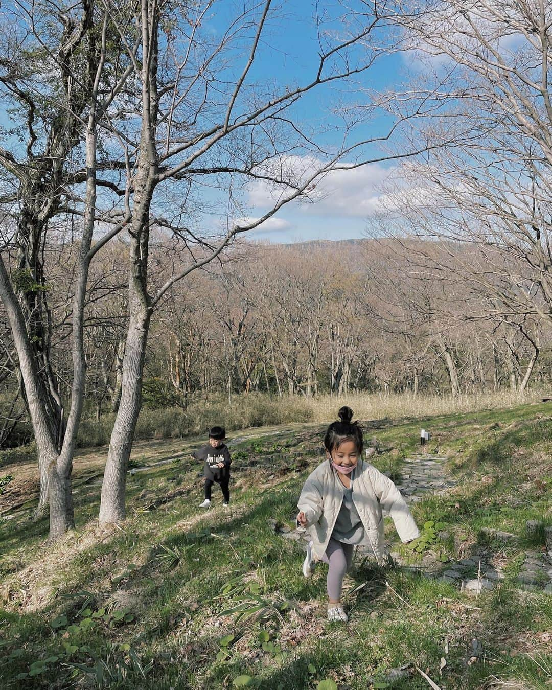 原田沙奈子さんのインスタグラム写真 - (原田沙奈子Instagram)「アマネとなっちゃん。 体力が永遠に切れなくて拍手もの◯  箱根の温泉宿にて。 お散歩しながら野山を駆け回り、 部屋ではヨガやストレッチをしてから、 戦いごっこをする。  合間に温泉とおやつタイムを愉しみ、 ウルトラマン遊びからのミニカー遊び。  夕食後にまた温泉堪能して、 軽く戦いごっこを挟んで、爆睡。  @mami_ishioka ファミリーとの旅は楽しいが詰まってる。  アマネが小さな声で、 「ママ！たのしくてしかたがない！」 と耳打ちしてきたのが忘れられない😌  #アマネとなっちゃん #アマネの旅」4月8日 21時59分 - sanakoharada