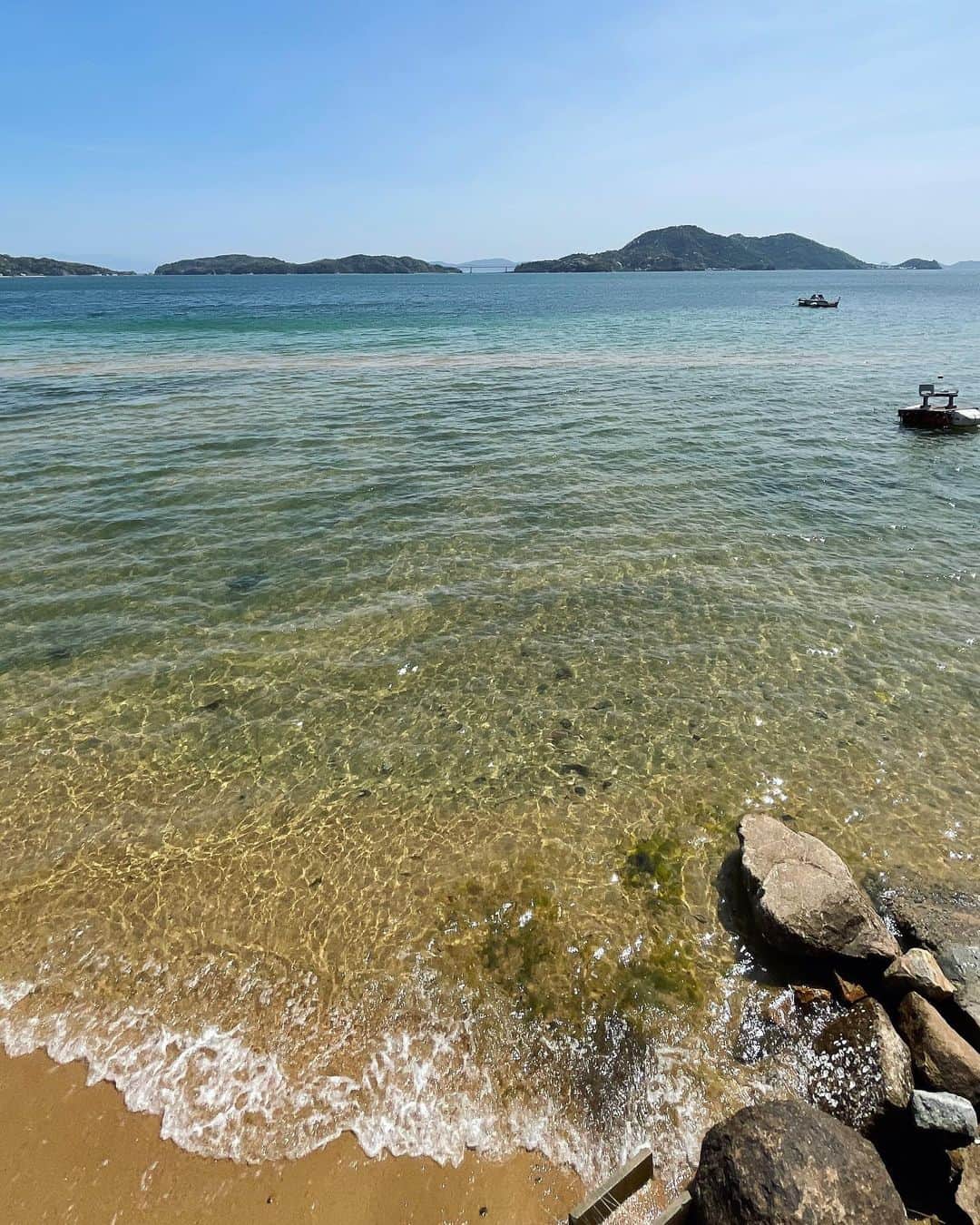 MIHO氏さんのインスタグラム写真 - (MIHO氏Instagram)「広島の海🏝  やはり瀬戸内海は非常に良い。  綺麗で、穏やかで、澄んでいる。  リゾートみたいな派手さはないけど、 わたしはこっちが好きだな。  ずっと見ていたい、お気に入りの海。  ． #広島はいいぞ #海きれい #魚介うまい #日本酒さいこう #俺得でしかない #日本酒飲みすぎてあれな #もれなく記憶なくすよな #飲み師しかいない県 #どんまいオブザイヤー」4月8日 20時33分 - _mihoshi.344_