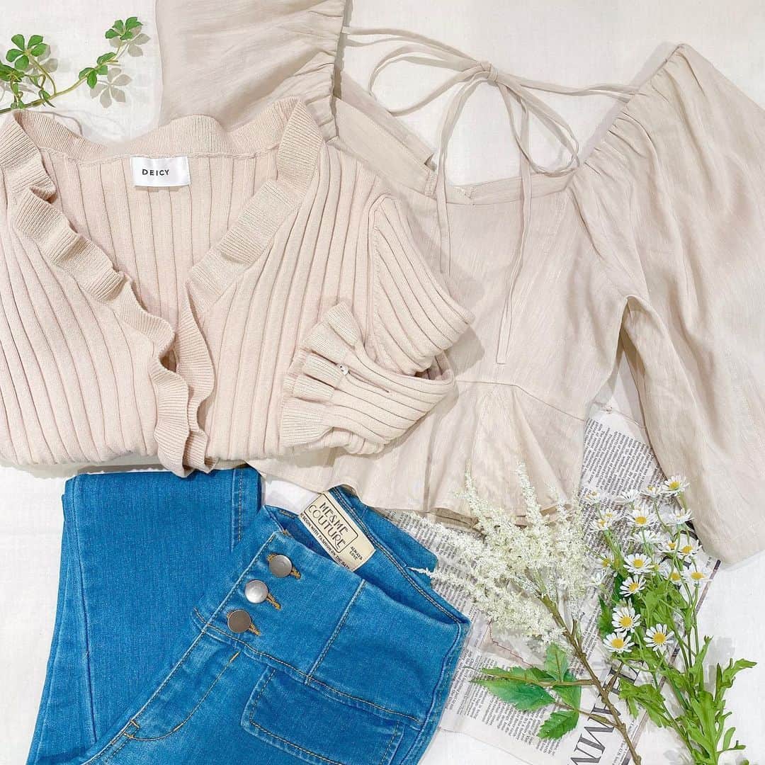 のインスタグラム：「. 🌱recommended item🌱 . バックリボンやミニフリルがフェミニンな 印象のトップスは、シンプルにデニムと合わせて…♡ リブニットのカーディガンは今すぐ着れる オススメアイテムです♡♡ . 《DEICY名古屋店営業時間》  当面の間下記の通りとなります。﻿ ﻿ 11:00〜20:00  ﻿■なお、お客様に安心して﻿ お買物をしていただけるよう、﻿ 新型コロナウィルス感染拡大防止策を﻿ 講じた上で営業いたします。﻿  ﻿ご来店いただくお客様には﻿ ご不便をおかけすることもございますが、﻿ 何卒ご理解・ご協力を賜りますよう﻿ 心よりお願い申し上げます。﻿  DEICY 名古屋店 . #deicy #deicynagoya #nagoya #デイシー #デイシー名古屋  #mecouture #ミークチュール#2021ss #spring  #スプリング  #春先取り #春コーデ #大人レディ #デニム #ブラウス #blouse #denim #名古屋 #パルコ #名古屋パルコ」
