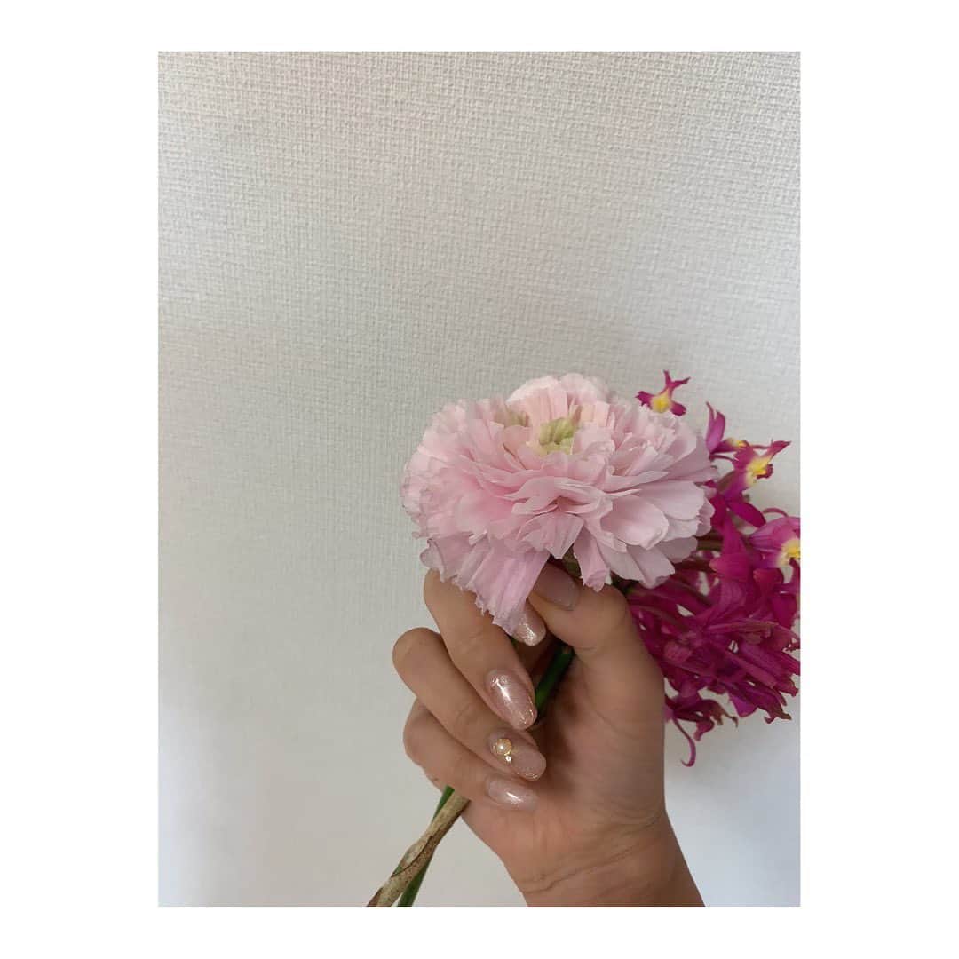 岡副麻希さんのインスタグラム写真 - (岡副麻希Instagram)「.﻿ ２、３月のネイルさん💅﻿  美香ちゃん作（﻿ @conrat_mika ） マグネットネイルがだいすきすぎて﻿ ２か月れんぞくーーー！❤️﻿ ﻿ フットまでブラウンのツヤミラーに﻿ マグネットを重ねてもらいました🤎✨﻿ （ @conrat_toyona ） ﻿ いつもありがとうございます🎈❤️﻿ ﻿ ２枚目はどうしてもお花を持って撮りたくて、 飾ってたお花を花瓶から出したのですが笑 #なんかちがう  #ヌーディーベージュ﻿ #グレージュ﻿ #ブラウン﻿ ﻿#ネイル事情 #マグネットネイル」4月8日 20時47分 - maki_okazoe_official