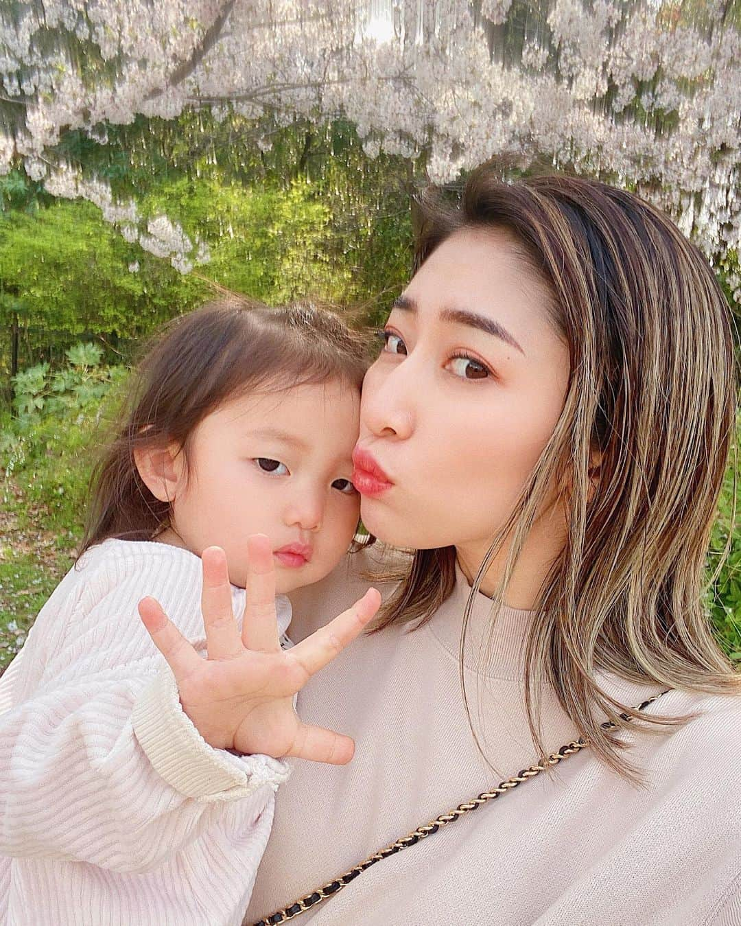 七菜香さんのインスタグラム写真 - (七菜香Instagram)「💋🌸🌸🌸 ・ ・ ・ ・ ・ ・ ・ #momanddaughter #momlife #daughter #1year9months #babygirl #sakura #chillout #loveu #instamood #instagood #女の子ベビー #女の子ママ #1歳9ヶ月 #イヤイヤ期 #👧🏻🌸」4月8日 21時07分 - nanaka0118