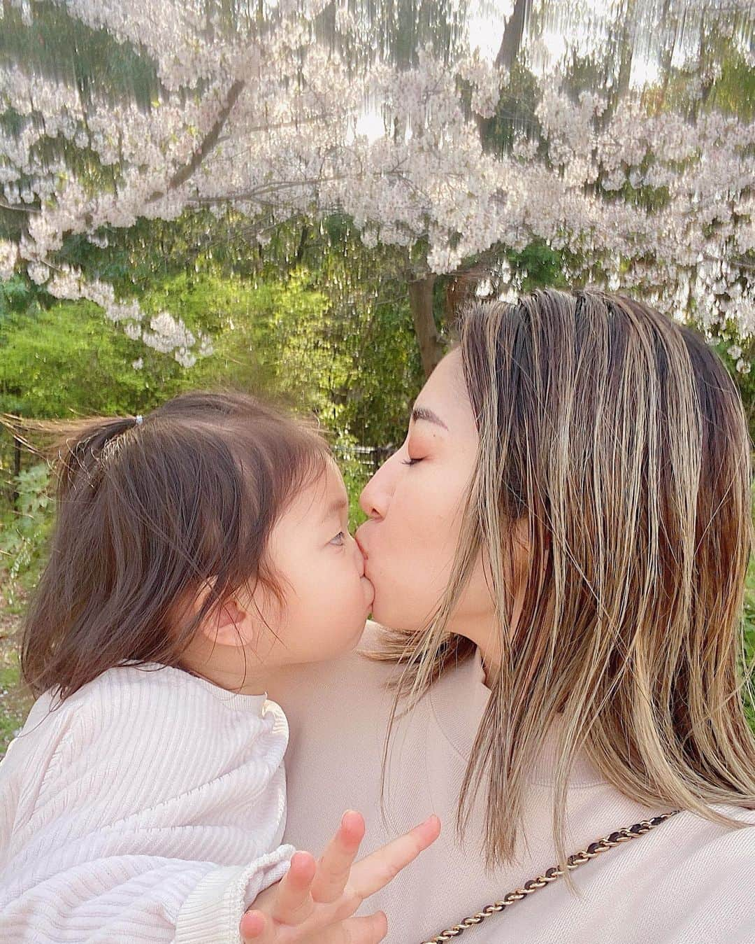 七菜香さんのインスタグラム写真 - (七菜香Instagram)「💋🌸🌸🌸 ・ ・ ・ ・ ・ ・ ・ #momanddaughter #momlife #daughter #1year9months #babygirl #sakura #chillout #loveu #instamood #instagood #女の子ベビー #女の子ママ #1歳9ヶ月 #イヤイヤ期 #👧🏻🌸」4月8日 21時07分 - nanaka0118