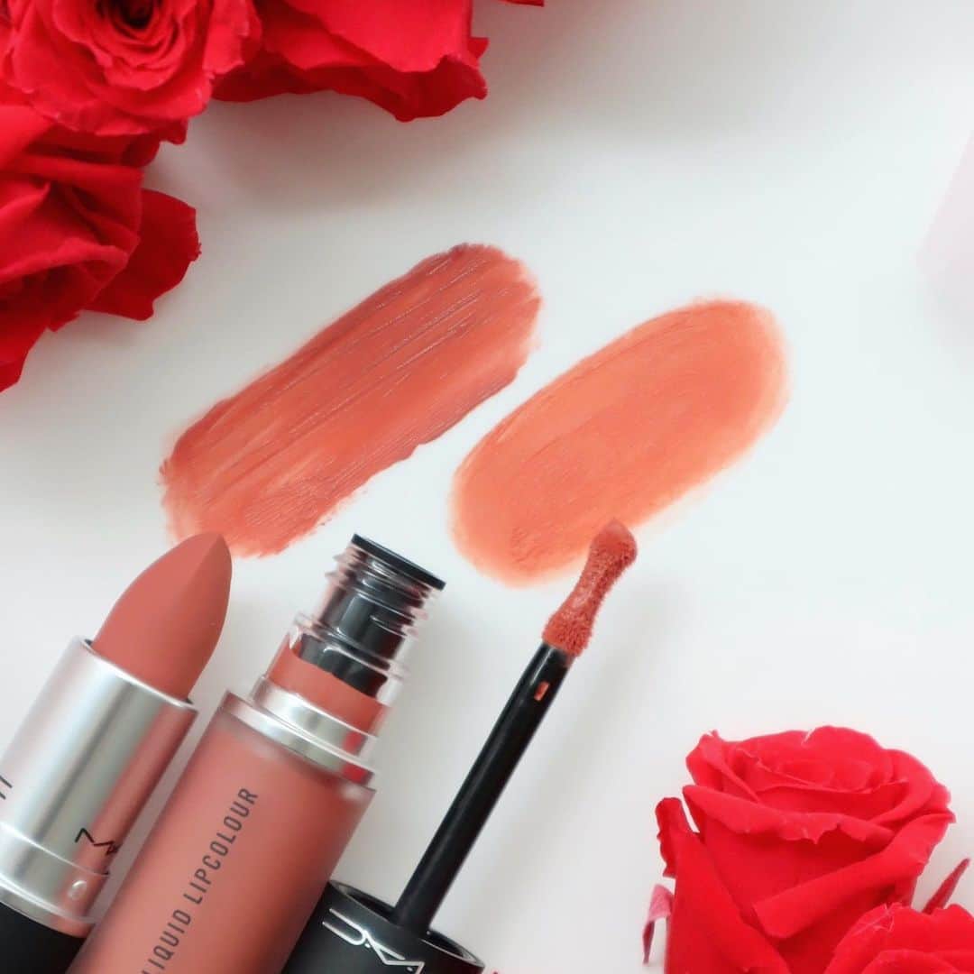 M∙A∙C Cosmetics Japanのインスタグラム：「【明日オンライン限定発売！】 ありがとうの気持ちを込めて💕母の日ギフトにぴったりなリップキット2種がオンライン限定で登場✨  モイスト&マットなリップの仕上がりをスワイプしてチェック👉 ㅤ ■パウダー キス リップ キット: ライク ドーター （税込5,940円） ＜内容＞ ・パウダー キス リップスティック マル イット オーバー ・パウダー キス リキッド リップカラー マル イット オーバー ㅤ *2021/4/9(金) 公式オンライン先行発売 ※午前10時発売予定。システムの影響により、多少前後する可能性がございます。何卒ご了承ください。 ㅤ Shot by M·A·C EVENT ARTIST Hatsuo Arisaka @hatsuo_mua」