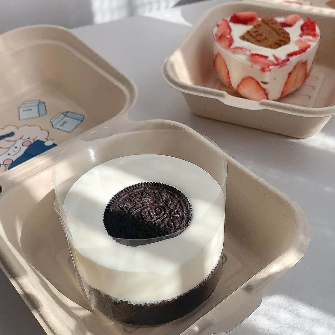 R i R y (リリー)さんのインスタグラム写真 - (R i R y (リリー)Instagram)「『あの雪崩ケーキがおうちでできちゃう！👩‍🍳』　　  @sunaco_com さんのレシピです🥰💓 ⠀ 🥣材料 ⠀ 【パンケーキ】(直径約9cm 1つ分) ⠀ ・たまご　1つ ・グラニュー糖　25g ・小麦粉　35g ・無塩バター　8g ・牛乳　小さじ1 ・ブラックココアパウダー　5g ・オレオ　3枚 ⠀ 【ホイップ】 ⠀ ・生クリーム　50ml ⚠️外で作る場合、生クリームはしっかりと保冷して持っていきましょう!! ミルクフォーマーは、セリアで購入しました😊💕 ⠀ 🔪下準備 ⠀ ・オレオを2枚、細かく砕いておく ⠀ ・型からパンケーキが外れやすいように、バター(もしくはサラダ油)を肩の内側に塗っておく ⠀ ・オーブンを160度に予熱する(20分) ⠀ 🍴作り方 ⠀ 【パンケーキ】 ⠀ (1)たまごをボウルに割り、白身を切るように中速で混ぜる ⠀ (2)白身が切れたら、グラニュー糖を一気に加え、混ぜ合わせる ⠀ (3)グラニュー糖のざらざら感が無くなったら、卵液が温くなるまで湯煎をしながら混ぜる ⠀ (4)少し温まったら湯煎から外し、中〜高速で、生地が白くもったりするまで混ぜる(大体12〜15分程度) ⠀ (5)生地がリボンを描けるくらいになったら低速にして、キメを整える ⠀ (6)小麦粉とブラックココアパウダーをふるいにかけながら、ボウルに入れ、ヘラで大きく丁寧に混ぜ合わせる ⠀ (7)牛乳とバターを溶かしたものに、生地を少し入れて混ぜてから、(6)にそっと流し入れ混ぜる ⠀ (8)砕いたオレオも入れ、気泡が潰れないように、大きく丁寧に混ぜる ⠀ (9)バター(もしくはサラダ油)をたっぷり塗った型に(7)を流し入れ、上から型を落として空気を抜く ⠀ (10)160度に予熱したオーブンで20分焼く ⠀ (11)型から生地を外し、ケーキクーラーに逆さまにして冷ます ⠀ ケーキに添わすようにケーキフィルムを巻き、上から5分立てした生クリームを注ぎ入れる (seriaのミルクフォーマーで10〜15秒くらいでOK!!持ち上げた時、跡が残らないくらい!! 泡立てすぎると雪崩れません😭)  ✴︎---------------✴︎---------------✴︎﻿ ﻿ ▶▶掲載する写真を募集中📸﻿ カワイイ写真が撮れたら、@velle.jp をタグ付けするか、ハッシュタグ #velle_jp をつけて投稿してみてね♪﻿ ﻿ velle編集部と一緒にカワイイで溢れるvelleを創っていこう😚🤍  ✴︎---------------✴︎---------------✴︎﻿ #お菓子作り好きな人と繋がりたい #お菓子レシピ #おうちカフェ部 #お菓子作り好きな人と繋がりたい #お菓子レシピ #おうちカフェ部 #aethetic #レシピノート #レシピ #ホームカフェ #foodstagram #홈카페 #홈메이드 #홈베이킹 #홈쿡 #おうちカフェ #ホームカフェ #お菓子作り #簡単レシピ #雪崩ケーキ #おしゃピク #ピクニック」4月8日 21時13分 - velle.jp