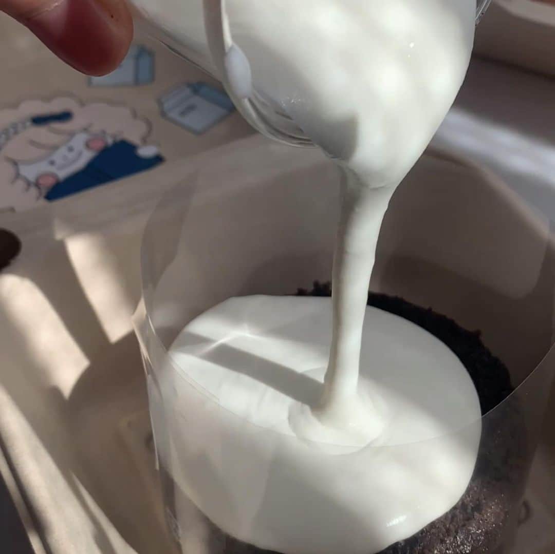 R i R y (リリー)さんのインスタグラム写真 - (R i R y (リリー)Instagram)「『あの雪崩ケーキがおうちでできちゃう！👩‍🍳』　　  @sunaco_com さんのレシピです🥰💓 ⠀ 🥣材料 ⠀ 【パンケーキ】(直径約9cm 1つ分) ⠀ ・たまご　1つ ・グラニュー糖　25g ・小麦粉　35g ・無塩バター　8g ・牛乳　小さじ1 ・ブラックココアパウダー　5g ・オレオ　3枚 ⠀ 【ホイップ】 ⠀ ・生クリーム　50ml ⚠️外で作る場合、生クリームはしっかりと保冷して持っていきましょう!! ミルクフォーマーは、セリアで購入しました😊💕 ⠀ 🔪下準備 ⠀ ・オレオを2枚、細かく砕いておく ⠀ ・型からパンケーキが外れやすいように、バター(もしくはサラダ油)を肩の内側に塗っておく ⠀ ・オーブンを160度に予熱する(20分) ⠀ 🍴作り方 ⠀ 【パンケーキ】 ⠀ (1)たまごをボウルに割り、白身を切るように中速で混ぜる ⠀ (2)白身が切れたら、グラニュー糖を一気に加え、混ぜ合わせる ⠀ (3)グラニュー糖のざらざら感が無くなったら、卵液が温くなるまで湯煎をしながら混ぜる ⠀ (4)少し温まったら湯煎から外し、中〜高速で、生地が白くもったりするまで混ぜる(大体12〜15分程度) ⠀ (5)生地がリボンを描けるくらいになったら低速にして、キメを整える ⠀ (6)小麦粉とブラックココアパウダーをふるいにかけながら、ボウルに入れ、ヘラで大きく丁寧に混ぜ合わせる ⠀ (7)牛乳とバターを溶かしたものに、生地を少し入れて混ぜてから、(6)にそっと流し入れ混ぜる ⠀ (8)砕いたオレオも入れ、気泡が潰れないように、大きく丁寧に混ぜる ⠀ (9)バター(もしくはサラダ油)をたっぷり塗った型に(7)を流し入れ、上から型を落として空気を抜く ⠀ (10)160度に予熱したオーブンで20分焼く ⠀ (11)型から生地を外し、ケーキクーラーに逆さまにして冷ます ⠀ ケーキに添わすようにケーキフィルムを巻き、上から5分立てした生クリームを注ぎ入れる (seriaのミルクフォーマーで10〜15秒くらいでOK!!持ち上げた時、跡が残らないくらい!! 泡立てすぎると雪崩れません😭)  ✴︎---------------✴︎---------------✴︎﻿ ﻿ ▶▶掲載する写真を募集中📸﻿ カワイイ写真が撮れたら、@velle.jp をタグ付けするか、ハッシュタグ #velle_jp をつけて投稿してみてね♪﻿ ﻿ velle編集部と一緒にカワイイで溢れるvelleを創っていこう😚🤍  ✴︎---------------✴︎---------------✴︎﻿ #お菓子作り好きな人と繋がりたい #お菓子レシピ #おうちカフェ部 #お菓子作り好きな人と繋がりたい #お菓子レシピ #おうちカフェ部 #aethetic #レシピノート #レシピ #ホームカフェ #foodstagram #홈카페 #홈메이드 #홈베이킹 #홈쿡 #おうちカフェ #ホームカフェ #お菓子作り #簡単レシピ #雪崩ケーキ #おしゃピク #ピクニック」4月8日 21時13分 - velle.jp