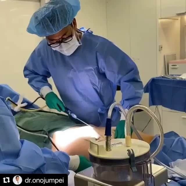 東京美容外科公式のインスタグラム：「#Repost @dr.onojumpei with @make_repost ・・・ 脂肪注入豊胸・ハイブリッド豊胸専用の脂肪吸引。 当院では脂肪吸引のみの場合、よりしっかりと吸引できて、皮膚のたるみ予防効果からもベイザーを使用しますが、脂肪注入を行う際にはこのような専用の器械を使います。大切なのは脂肪細胞を傷つけないこと。 勿論脂肪細胞の細胞膜が目視できるわけではありません。毛細血管さえ傷つけないような（出血の圧倒的少なさ❗️）方法で脂肪細胞を優しく採取します。 難点は時間がかかること💧でも、クオリティ重視ですから😌 ㅤㅤㅤㅤㅤㅤㅤㅤㅤㅤㅤㅤ #東京美容外科#小野准平 #脂肪吸引 #脂肪注入豊胸 #コンデンスリッチ豊胸 #ハイブリッド豊胸 #シリコン豊胸 #豊胸 #くびれ作り #ダイエット #ボディメイク #ベストボディ #トレーニング #ケツトレ #新宿 #歌舞伎町 #キャバクラ #キャバ嬢 #クラブ #ホステス #ギャル #モデル #ビキニ #水着」