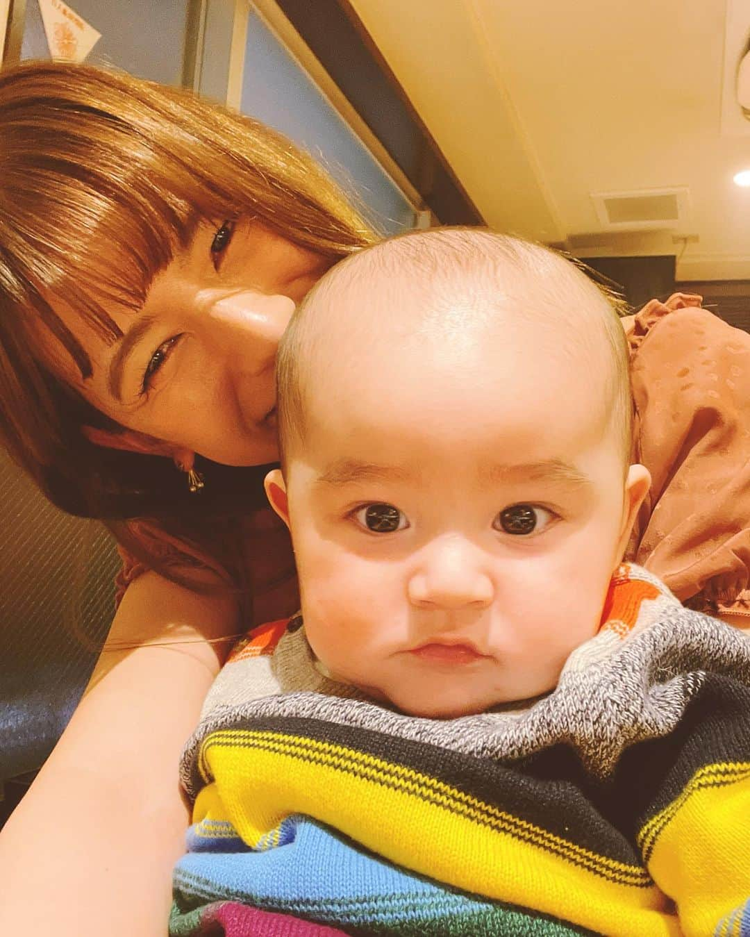 スザンヌさんのインスタグラム写真 - (スザンヌInstagram)「今回の東京で✈️ やーっっとやーっっと会えたよ @nana_uchida の👶🌈 はぁぁんもうかわいすぎ♡ 会いたかったようー嬉しいよ  ずっしりおっきくてお目目くりくりでお口がまたたまらない♡きょとんとしてて そして全然泣かないのなんで♡  息子の赤ちゃん時代を思い出し、 ななちゃんのママしてる姿になんだかうるうる泣きそうになりました😭💕  ずっと会いたかった！！じゃけんファミリーにも一年半ぶりに会えて　@jaken_nou_shibuya （東京の実家） 幸せすぎたなー  まだ前みたいにっとはいかないけど 少しの時間でもみんなと一緒にご飯食べたり話したり♡ 心の充電できました🔌♡ でもかなりの久しぶりなのに こんなとこはSNSって素敵ね、いつも見てるから久しぶりな感じがしないのね☺️  そんなこんなでただいま熊本🐻 明日から息子は新学期🌸2年生だ♡ 忘れ物ないかドキドキ。わたしが😂 もっかい確認するか！！」4月8日 21時16分 - suzanneeee1028