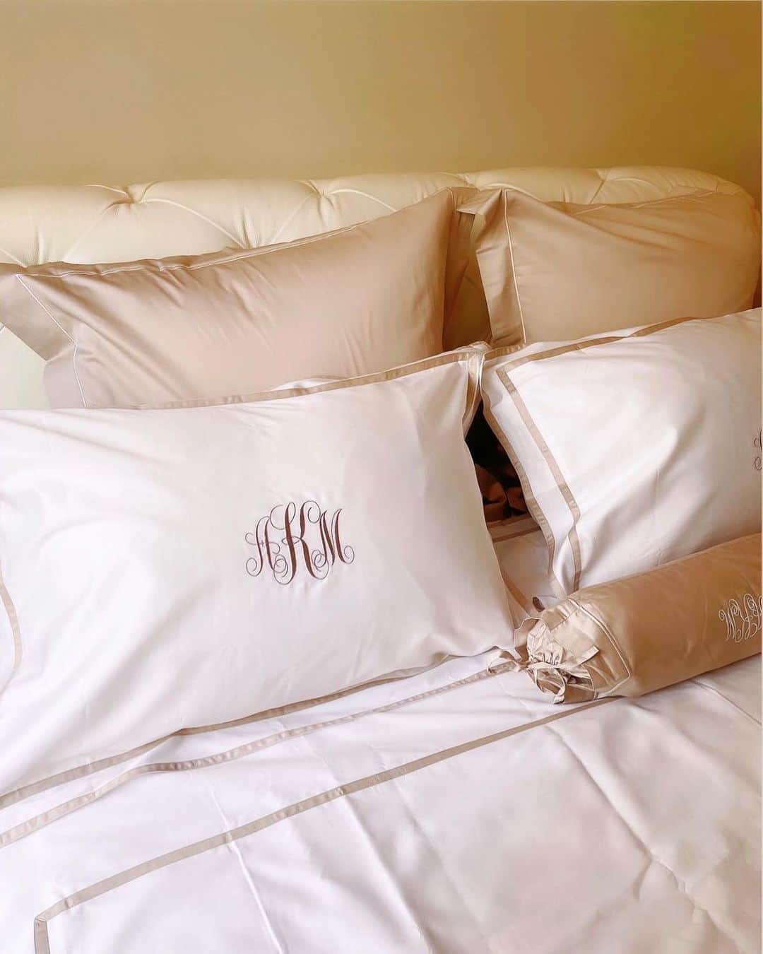 ダレノガレ明美さんのインスタグラム写真 - (ダレノガレ明美Instagram)「ホテルライクな寝具やバスアクセサリーを扱うライフスタイルブランド、 @hotellikeinterior  で寝具を新しくしました 私は寝る事が大好きなので カバーとか可愛いくて、肌触りが良いものにしたくて購入しました！ しかも凄いのがカバーに刺繍入れれるの！ 可愛い✨✨✨ 私は名前を入れました！ 刺繍は10種類以上のデザインと12色の糸の色の中から選べるよ✨ 私はついでに ポーチも購入しました！ ポーチには猫ちゃんの名前を❤️ 本当可愛すぎて😭 サイズもあるから私は2点セットを注文しました！ プレゼントにもおススメ！ ちなみにタオルとかもあって タオルも刺繍入れれるのでおススメ✨ 少しずついろんなグッズ集めていきます💕 オンラインショップと六本木ヒルズ店でオーダーができます！  ＊ダウンタウンDXで紫のシーツなど注意されたので変えました。笑っ  #ホテルライクインテリア」4月8日 21時29分 - darenogare.akemi