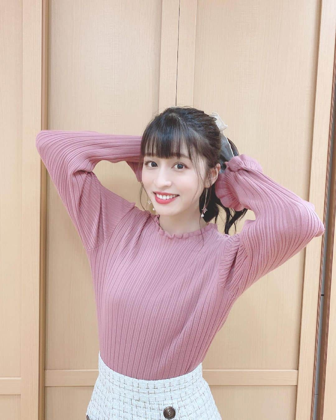 四島早紀さんのインスタグラム写真 - (四島早紀Instagram)「取材撮影の時の四島さん🌸📷 春っぽくピンク着てみた日だよ~🌷  昨日は 「ENCOUNT」さん公開日でした📖  改めて… インタビュー記事を読んでくださった皆さん、 記事を読んで 四島早紀 を知ってくださった皆さま フォローしてくださった皆さま ありがとうございます🙇🏻‍♀️♡  ENCOUNTさんインタビューして頂き 本当にありがとうございました😭♡  沢山の方が見て頂いたおかげで、 なんとYahoo ニュースのトップに私が…😭 更に［注目］マークまで頂き…😭 私自身が驚いております（ ｉ _ ｉ ）♡ 暖かいコメントも沢山で…😭 幸せな気持ちになりました☺️🌸🌸 ありがとうございますᙏ̤̫͚   これからもどうぞよろしくお願いします！ 2021.4/14 メジャーデビューシングル 「ダンスはキスのように、キスはダンスのように」よろしくお願いします🌷♡ #ビクターエンタテイメント #DEARKISS #メジャーデビュー   #ENCOUNT #likeforlikes #likesforlike #instagood #instagram #japanese #japanesegirl #yahoo #yahoonews #黒髪 #ポニーテール女子」4月8日 21時46分 - saki_shishima