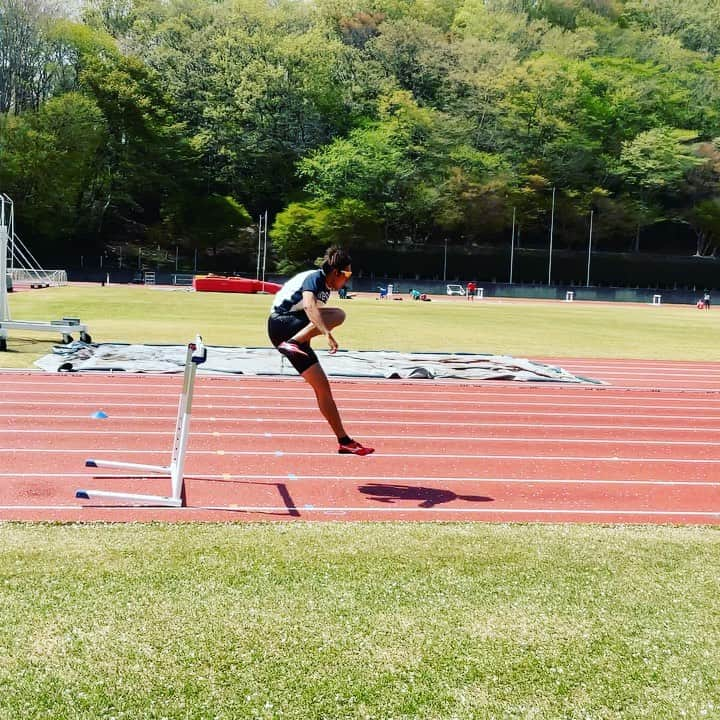 矢澤航のインスタグラム：「* 最近の練習 SD→4+2hurdles(Int-8.8m) * 中抜きのRUN区間は勇気を胸に  でもチキりました🐓  シーズンインまであと少し 今年は特別なシーズン👑  * #DESCENTE #SEV #110mh #hurdlegang #hurdlenation #hurdletraining #デサント陸上　#🐓」