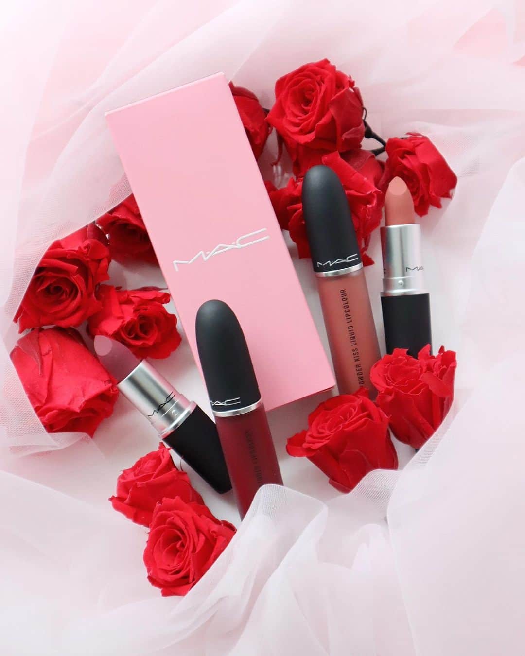 M∙A∙C Cosmetics Japanのインスタグラム：「【明日オンライン限定発売！】 ありがとうの気持ちを込めて💕母の日ギフトにぴったりなリップキット2種がオンライン限定で登場✨ ㅤ 🌹画像右 ■パウダー キス リップ キット: ライク ドーター（税込5,940円） ＜内容＞ ・パウダー キス リップスティック マル イット オーバー ・パウダー キス リキッド リップカラー マル イット オーバー ㅤ 🌹画像左 ■パウダー キス リップ キット: ライク マザー（税込5,940円） ＜内容＞ ・パウダー キス リップスティック バーニング ラブ ・パウダー キス リキッド リップカラー バーニング ラブ ㅤ *2021/4/9(金) 公式オンライン先行発売 ※午前10時発売予定。システムの影響により、多少前後する可能性がございます。何卒ご了承ください。 ㅤ Shot by M·A·C EVENT ARTIST Hatsuo Arisaka @hatsuo_mua」