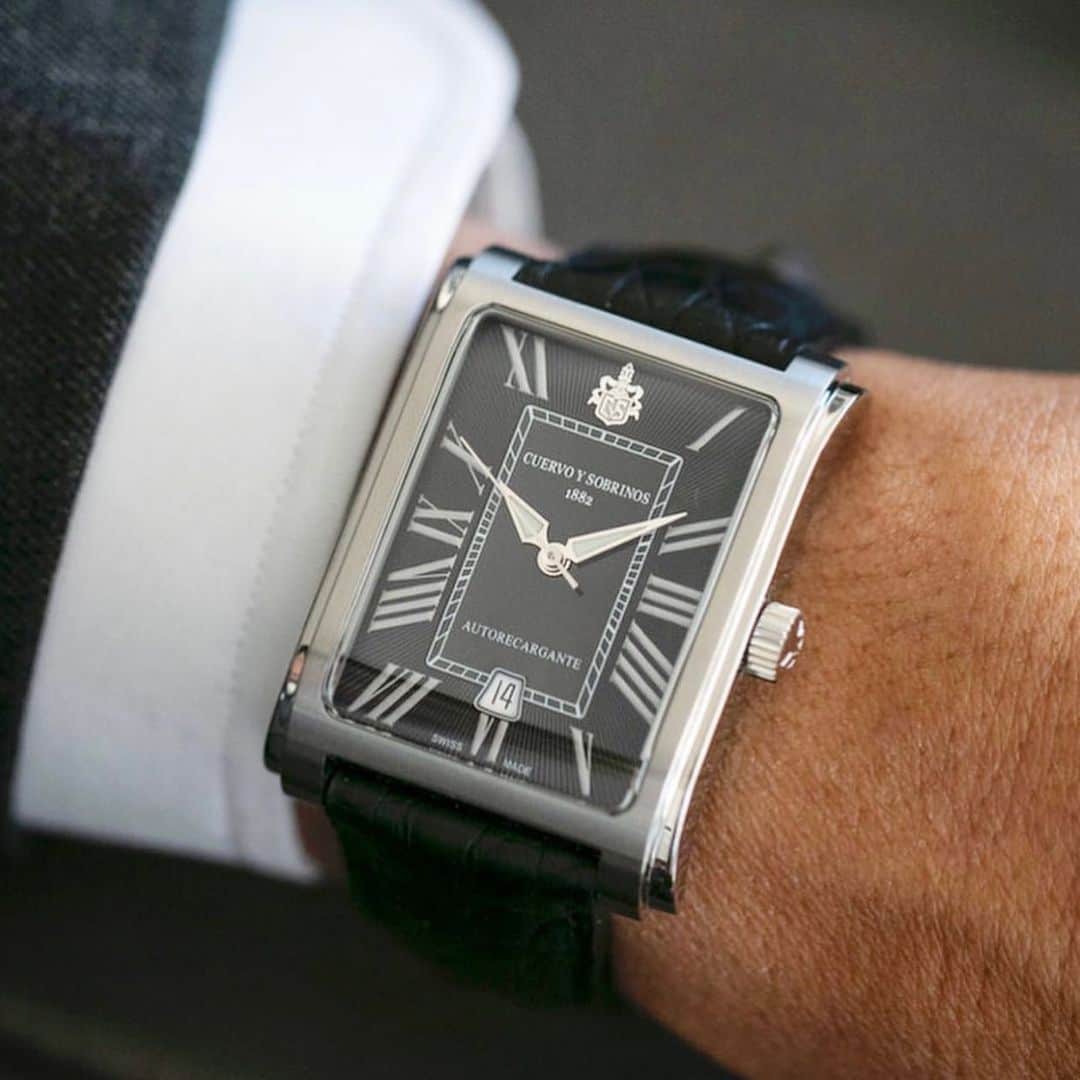干場義雅さんのインスタグラム写真 - (干場義雅Instagram)「【幻の腕時計も販売開始‼️】創業1882年。チャーチル、ヘミングウェイ、ケーリー・グラント……。錚々たる世界の著名人から愛され、 さらにはパテック・フィリップ、ロレックスといった誰もが知るブランドとダブルネームの腕時計を製造していたハバナの伝説の時計ブランドをご存知でしょうか？　そう、それが知る人ぞ知る「Cuervo y Sobrinos（クエルボ・イ・ソブリノス）」。 ________________________________________________ “クエルボとその甥達”という意味である「クエルボ･イ･ソブリノス」は、カリブの真珠と言われたハバナで世界中にその名を轟かせるほどに飛躍。19世紀末には著名人ならば一度は訪れるべきと言われるほどの時計店に成長しました。スイスのラ・ショー・ド・フォンに時計工房も構え、その実力と華やかな世界観で稀代の大物たちを瞬く間に虜にしたのです。しかし1959年、キューバ革命により、クエルボ一族はキューバを離れます。しばらく休眠状態となり、腕時計の世界から、はたとその姿を消してしまうのです。 ________________________________________________ そして時は経ち、1997年。ハバナの旧ブティックに眠っていた巨大な金庫からムーブメントやデザインスケッチなど、当時の貴重な資料が偶然見つかります。表舞台から姿を消し幻となったブランドは、栄華を取り戻す挑戦をはじめ、2002年に復活。再び、華やかな腕時計の世界に輝きを取り戻すことになったのです。 ________________________________________________ そんな「クエルボ・イ・ソブリノス」の中で、僕が手に入れたのが写真のプロミネンテ クラシコ。キモは、大好きなグレースーツに似合うシャープなレクタンギュラーケースと、その裏の背景に歴史的な面白いストーリーがあること。クラシカルなデザインと紋章、6時位置にあるフレア日付……。1950年代当時の華やかなハバナの黄金時代を感じさせる大人の色気がたまらなく男心をくすぐるのです。 ________________________________________________ ラテン世界の遺産を保有する唯一のラグジュアリーウォッチ、ぜひ手に入れてみてはいかがでしょう。自動巻き。パワーリザーブ42時間。ステンレススティールケース。シースルーバック。アリゲーターストラップ。フォールディングバッグル。ケースサイズは縦43mm×横32mm ×高8.3mm。保湿機能のついた葉巻収納箱（ヒュミドール）が付属。価格39万円（税抜）／クエルボ・イ・ソブリノス（ムラキ 03-3273-0321）  https://cuervoysobrinos-japan.com  @cuervoysobrinos_japan  #cuervoysobrinos  @cuervoysobrinos.watch  @cuervoysobrinos_japan  #クエルボイソブリノス  #幻の腕時計 @yoshimasa_hoshiba  #yoshimasahoshiba  #干場義雅 @forzastylecom  #forzastyle @minimalwardrobe_official  @arcodio_official  @takashimayastyleorder」4月8日 13時05分 - yoshimasa_hoshiba