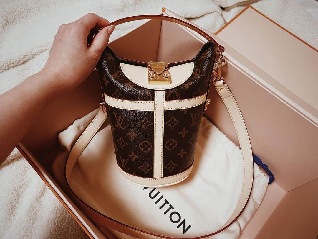 日下裕江のインスタグラム：「一目惚れ♡  リボンも付けて貰った♪  #louisvuitton  #ルィヴィトン #ダッフルバック #一目惚れ  #myfavorite」