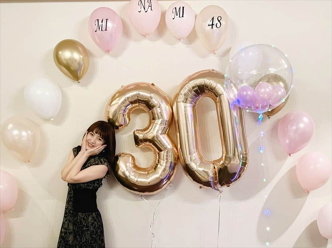 高橋みなみさんのインスタグラム写真 - (高橋みなみInstagram)「4月8日 30歳になりました😊✨  20代は本当に色んなことがあったなぁ AKB48で総監督になって、ソロデビューして卒業して結婚もして、 自分を取り巻く環境も変わって新しい出会いも沢山ありました😌 振り返ると大変な事もあったけどそれ以上に楽しかった！  30代はどんな風になっていくんだろう？  やってみたい事の形が年々自分の中で変わってきていて、もちろん全て思い描くようにはいかないとは思うけど 楽しく生きていけるように日々を積み重ねていきたいな😊  これからも皆さんどうぞよろしくお願いします✨  （お家帰ったらだんなさんが風船か飾りつけてくれてた🤗優男ー✨  #birthday #30 #三十路 #happy #thankyou」4月8日 13時12分 - taka37_chan