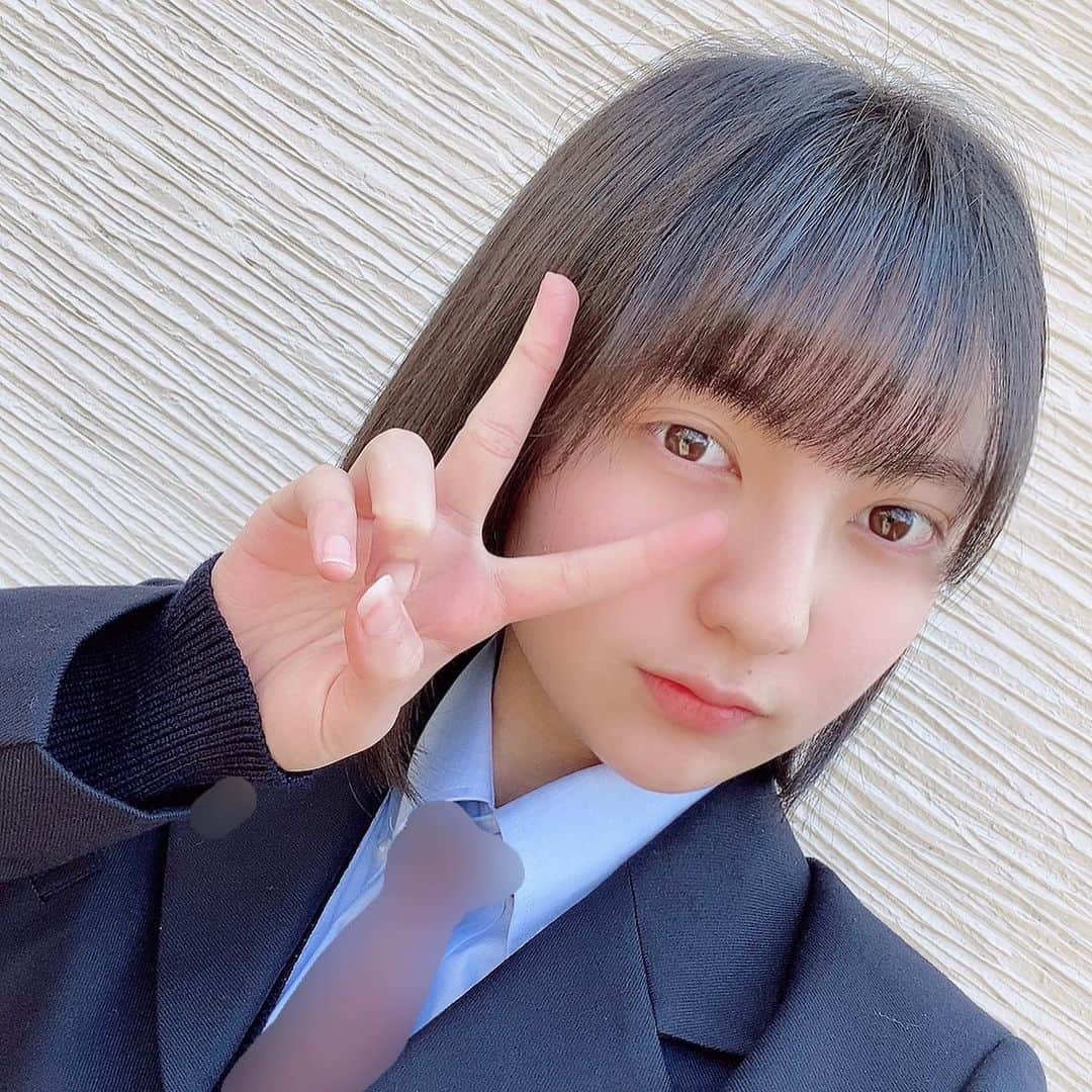 戸羽望実のインスタグラム：「高校の入学式が終わりました～😘 友達できるかな～？？  #高校生 #JK#制服 #入学式 #祝い」