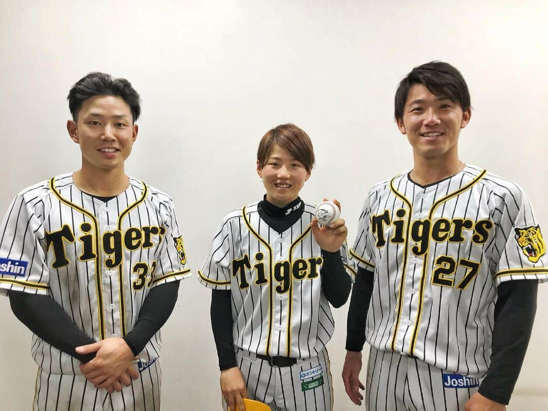 阪神タイガースさんのインスタグラム写真 - (阪神タイガースInstagram)「昨日の試合で始球式を務めた、タイガースＷｏｍｅｎ水流麻夏投手！ 昨日のヒーロー糸原選手&伊藤将投手と📸  ナイスピッチングでした✨✨  #水流麻夏 投手 #糸原健斗 選手#伊藤将司 投手 #始球式　#ナイスピッチング ✨ #タイガースwomen インスタグラム(@tigers_women )もぜひチェックしてください‼︎ #阪神タイガース #挑超頂」4月8日 13時37分 - hanshintigers_official