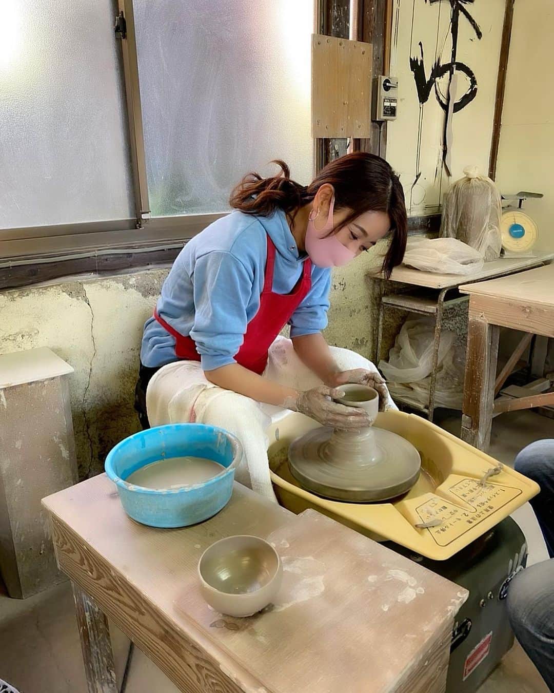 葛巻佳那のインスタグラム：「陶芸体験をしてきました👐🏼  昔、一回だけお茶碗を作ったことがあるくらい。 あとは撮影で軽くしか経験なかったから、 一から好きなようにたくさん作らせて貰えてすっごく楽しかった〜☺️  工房も貸し切り予約制で　安心でした✨ また焼き上がをお見せ出来るレベルか分かりませんが🙈 載せますね🤲🏼笑  #陶芸 #体験　 #瀬戸市　 #瀬戸焼」