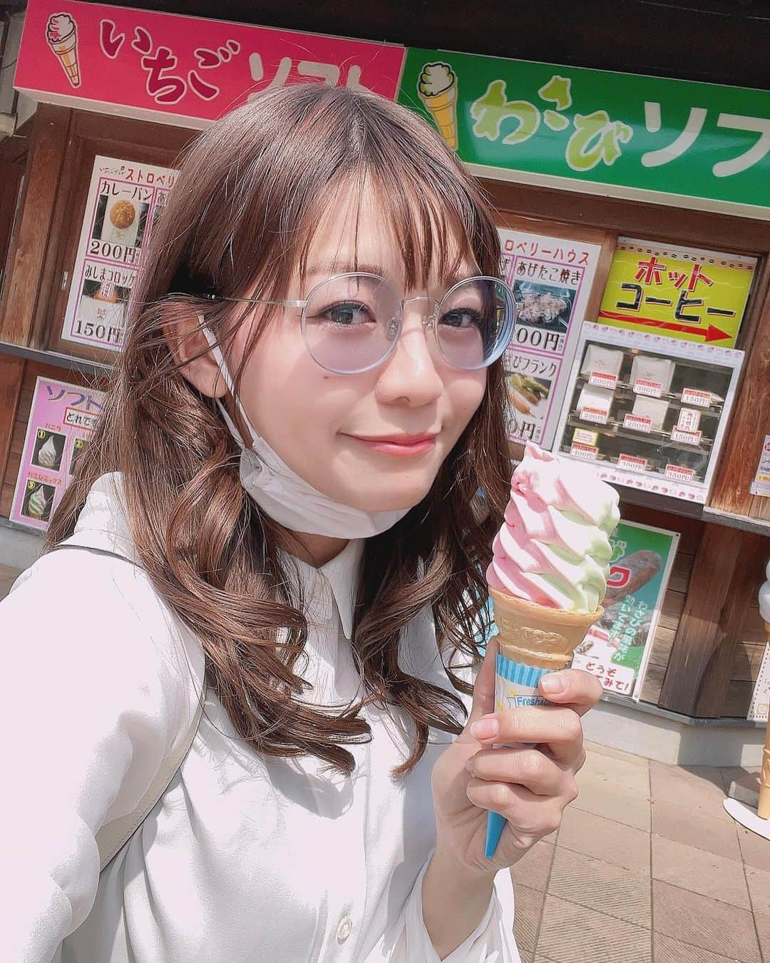 織田唯愛のインスタグラム：「プロデューサーから わさび × いちご ソフトクリーム 頂きました*⸜(* ॑꒳ ॑* )⸝*笑 . わさびは、バニラのような優しい甘さの中に、まるで削りたてのような甘さと独特の風味があり… . 何が言いたいかと、言いますと… . わさびは、わさびでした٩( ᐛ )۶ . そしていちごは、安定に美味しすぎました← . 結果、ソフトクリームで不思議な体験をしました！笑 皆様ぜひ、静岡県に行った際は、ご賞味ください⸜ ♡ ⸝ . ⸜(* ॑ ॑* )⸝⸜(* ॑ ॑* )⸝⸜(* ॑ ॑* )⸝ . #ソフトクリーム  #わさびソフトクリーム  #いちごスイーツ ←いちごスイーツでいいのかな？わさびスイーツになるのかな？w  #タグ付けむずい . #メガネは度入り  #目が悪すぎていつか失明するんじゃないかと怯えてるのでコンタクト外す日を作ってます」