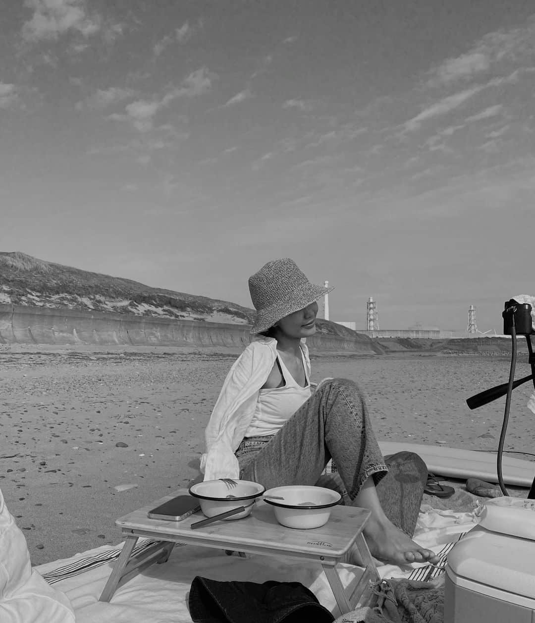 栗山遥さんのインスタグラム写真 - (栗山遥Instagram)「お昼ご飯のあと、完璧なビーチセットを整えて、ゆったり過ごした🍓👒縛られるものが何もなくて、時間がゆっくり流れていくように感じる。何にも変えられない贅沢な時間⛅️」4月8日 13時35分 - harukakuriyama