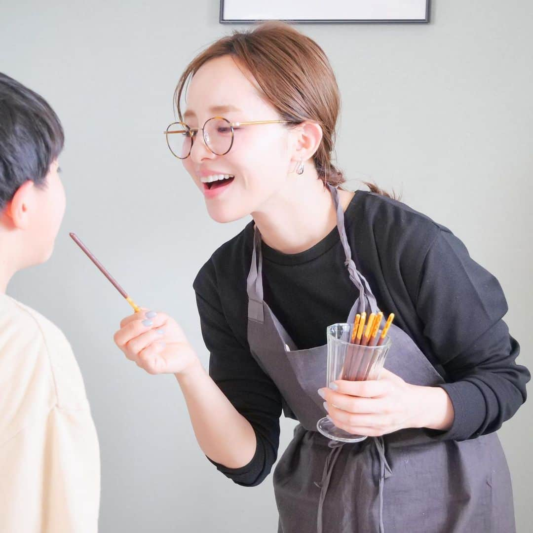 田中亜希子さんのインスタグラム写真 - (田中亜希子Instagram)「こんにちは😃 ポッキーと親子の絆をテーマにしたインスタライブを4/13(火)　19：00～配信します❤️ライブをご視聴いただくとお得なキャンペーンがあるそうなので、ぜひぜひ遊びにきてくださいね♪  #Glico_PR #心つながるポッキー　#ポッキー何本分　#きみの成長は私のしあわせ　#新生活」4月8日 13時41分 - akiico