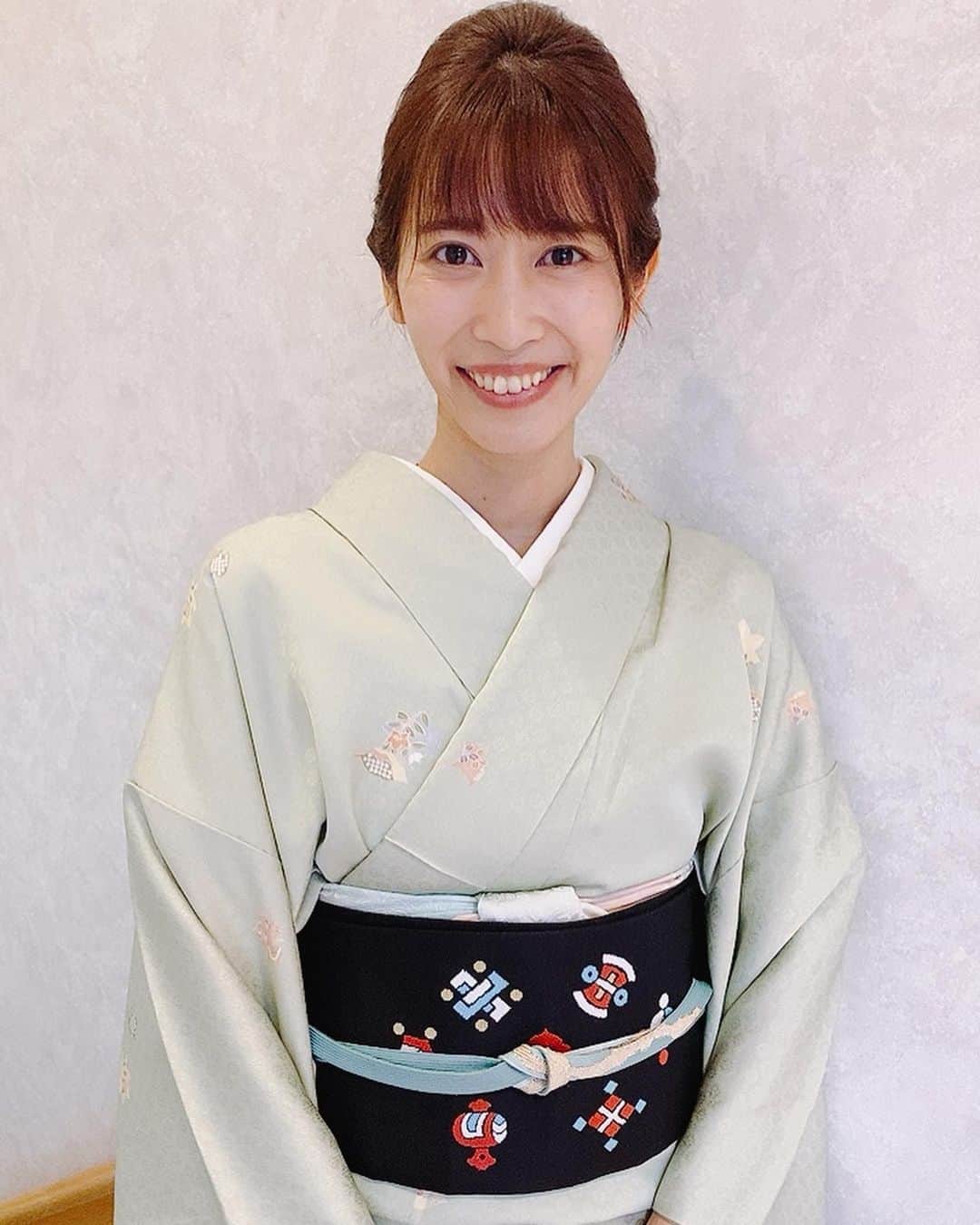 佐藤千晶さんのインスタグラム写真 - (佐藤千晶Instagram)「初めて着物姿で司会をしました🌸 着物を着ると凛とした気持ちに なりますね😊 着物の沼にはまりそうです。笑  #着物 #kimono」4月8日 13時44分 - satochiaki125