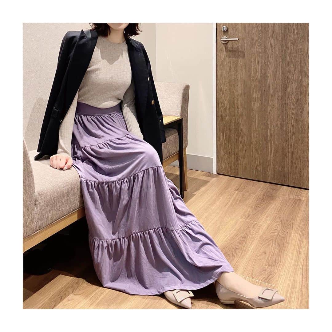 良原安美さんのインスタグラム写真 - (良原安美Instagram)「💬﻿ ﻿ ひとつ前のお洋服﻿ ﻿ トップス: drawer スカート:﻿ demylee 靴:﻿ rogervivier  ﻿ でした😋﻿ ﻿ とろみがある服が﻿ 最近のきぶん。﻿ ﻿ ﻿ #春コーデ　というやつですね﻿ #ティアードスカート　が好き﻿」4月8日 14時36分 - yoshiharaami